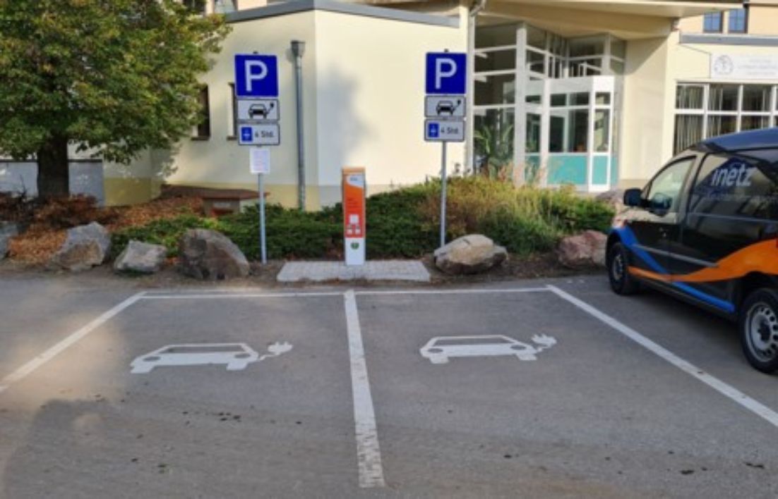 Freistehende Ladesäulen auf einem Parkplatz in Limbach-Oberfrohna