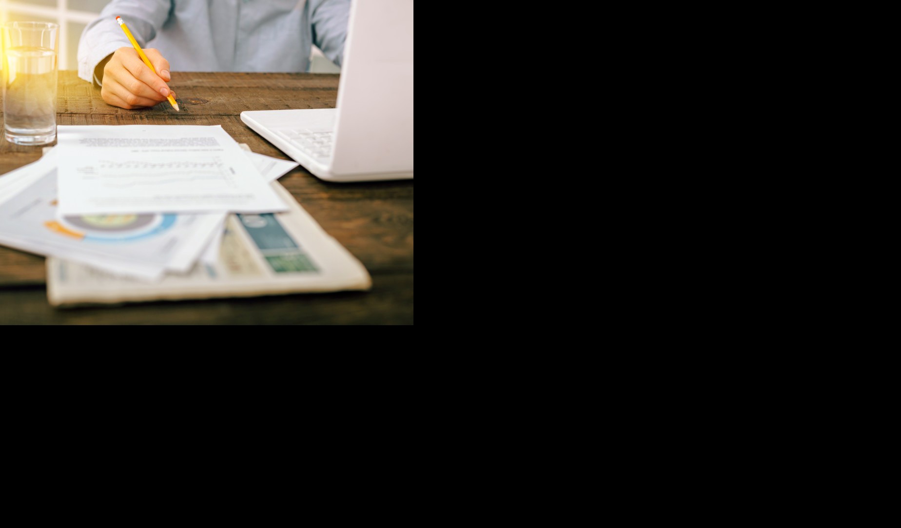 Dokumente liegen auf einem Tisch