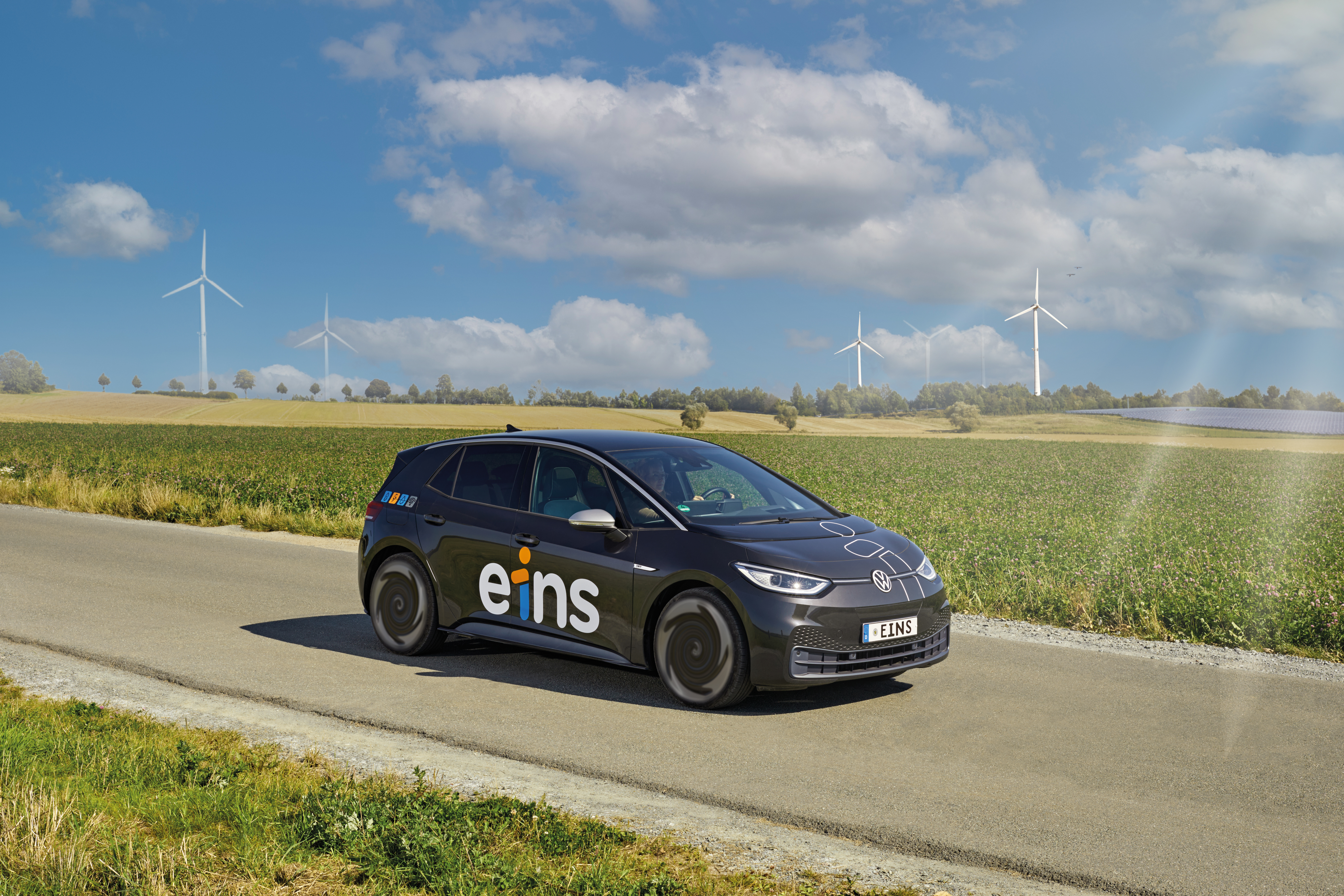 E-Mobilität Förderprogramme THG-Quote E-Auto fährt durch Landschaft