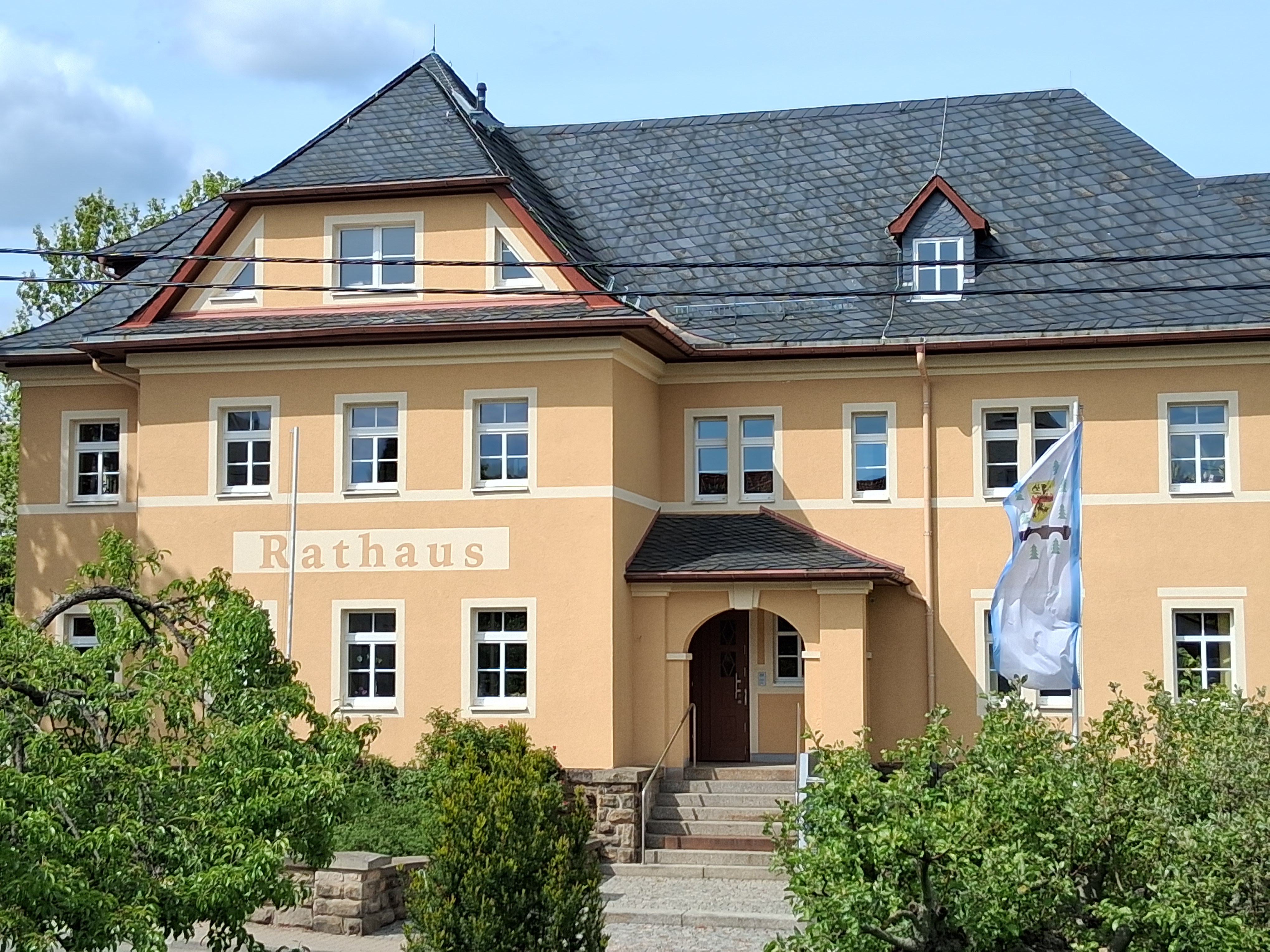 Das Rathaus von Großschirma im Sonnenschein
