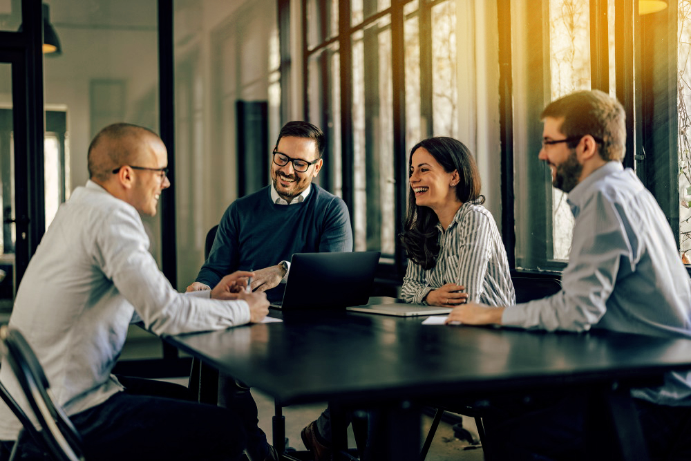 Geschäftskunden in einer Firmenbesprechung im Konferenzraum.