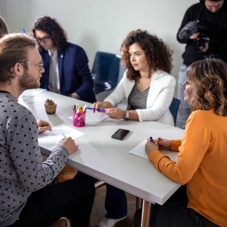 Foto eines Redaktionsteams bei der Arbeit