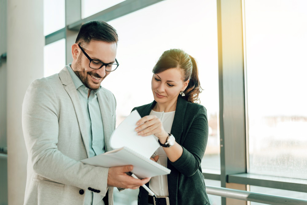 Zwei Geschäftspartner besprechen sich