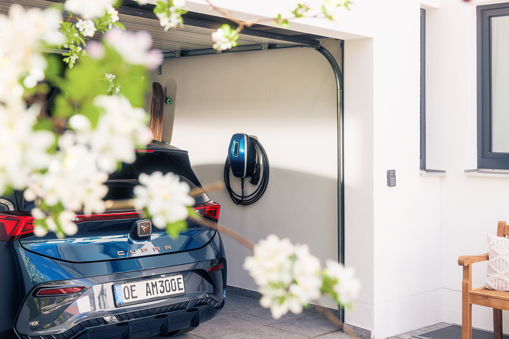 Ein Auto steht mit einer Mennekes Amtron Wallbox in der Garage des Einfamilienhauses