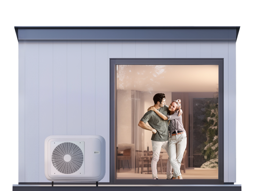 Junges Paar steht am Panoramafenster ihres modernen Hauses und schaut nach draußen während der Wärmepumpenstrom von eins sie innen wärmt