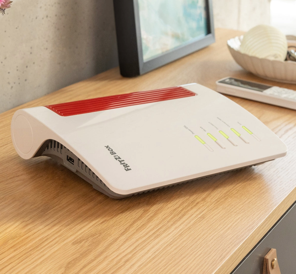 FRITZ! Box 7690 steht auf einer Kommode