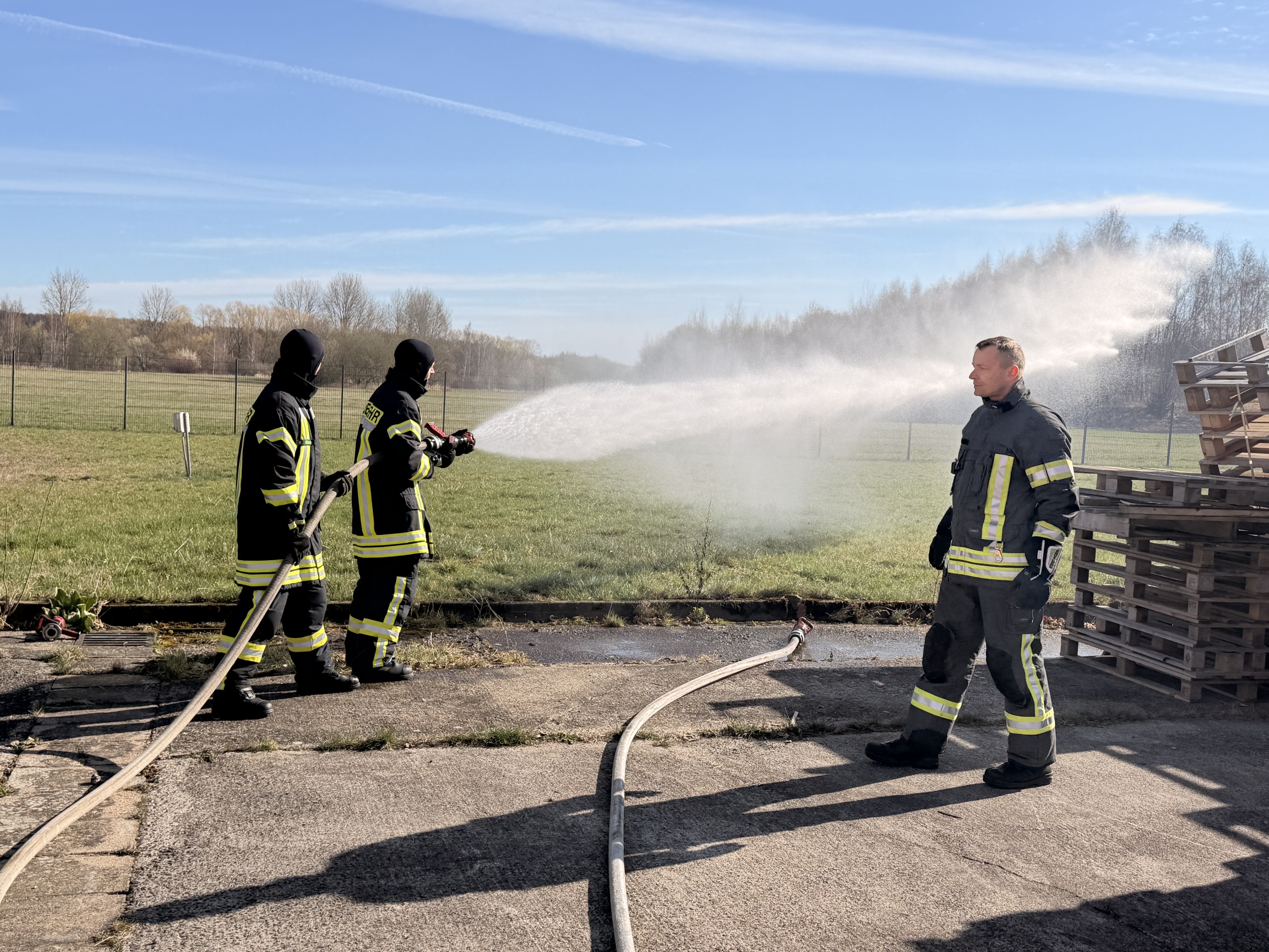 Feuerwehrleute, die einen Brand löschen. 