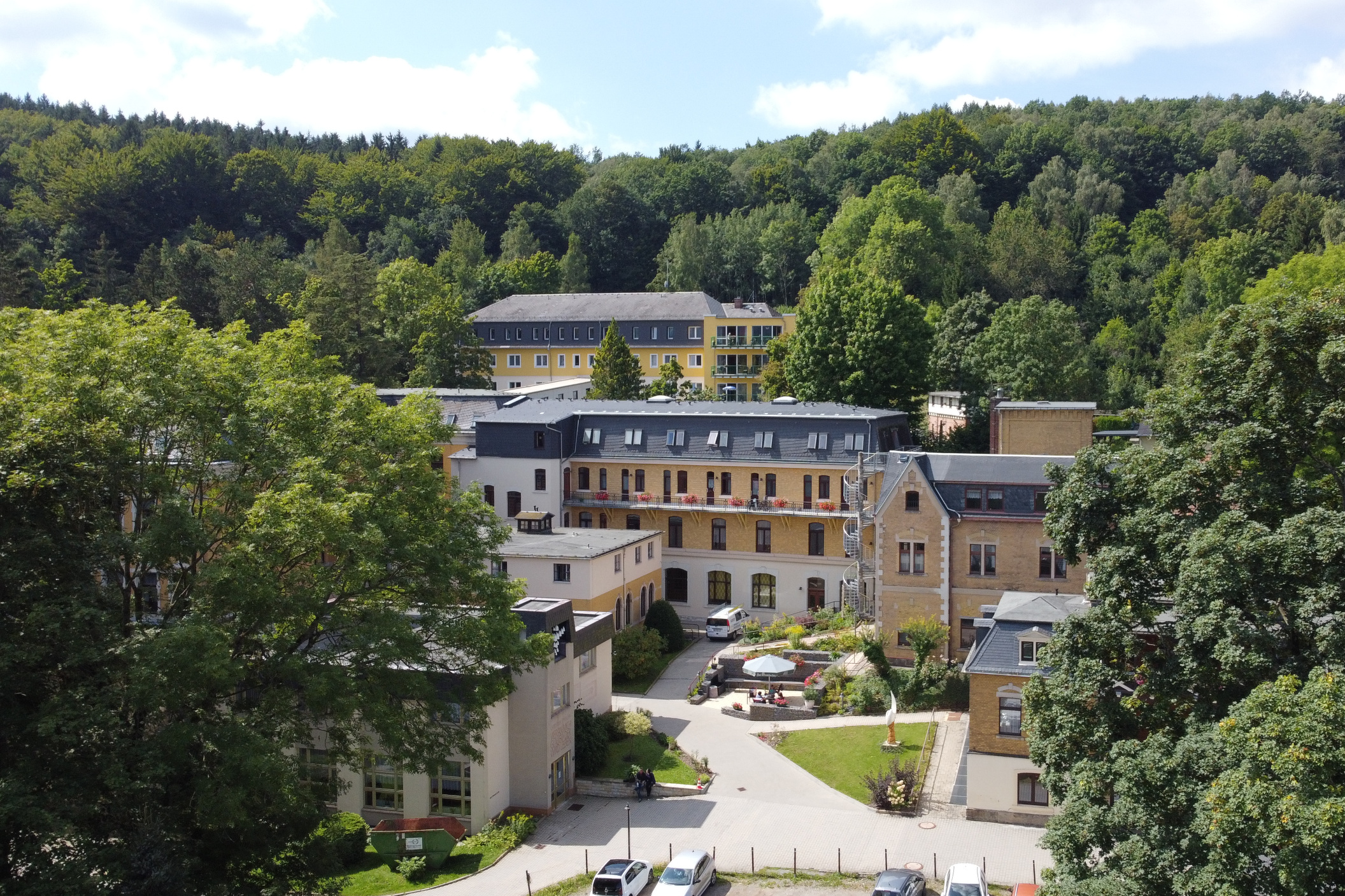 Fernaufnahme des Diakonissenhaus ZION mit Wald im Hintergrund