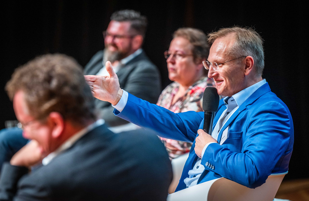 Vier Menschen bei einer Podiumsdiskussion