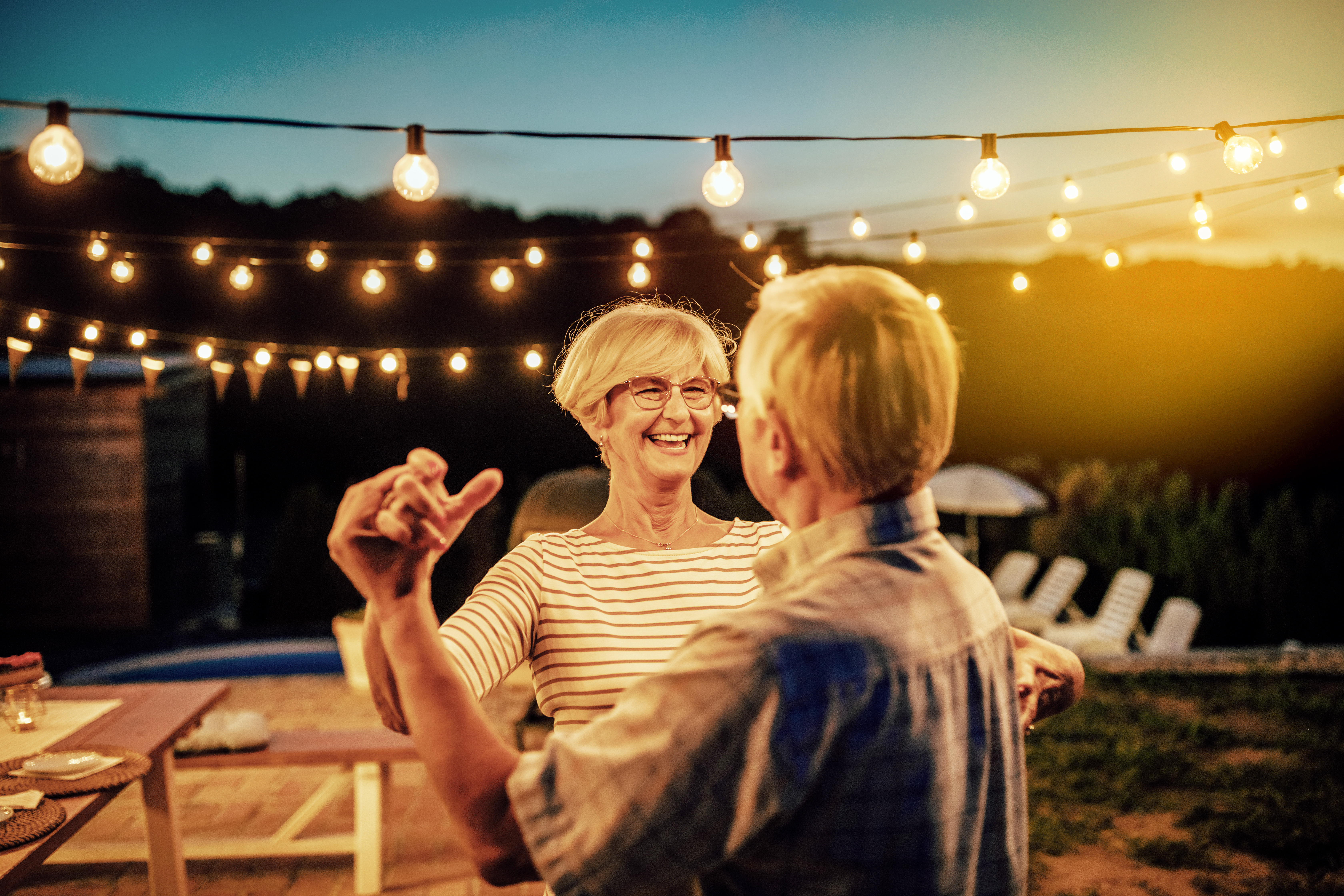 Älteres Ehepaar sitzt glücklich auf dem Sofa.