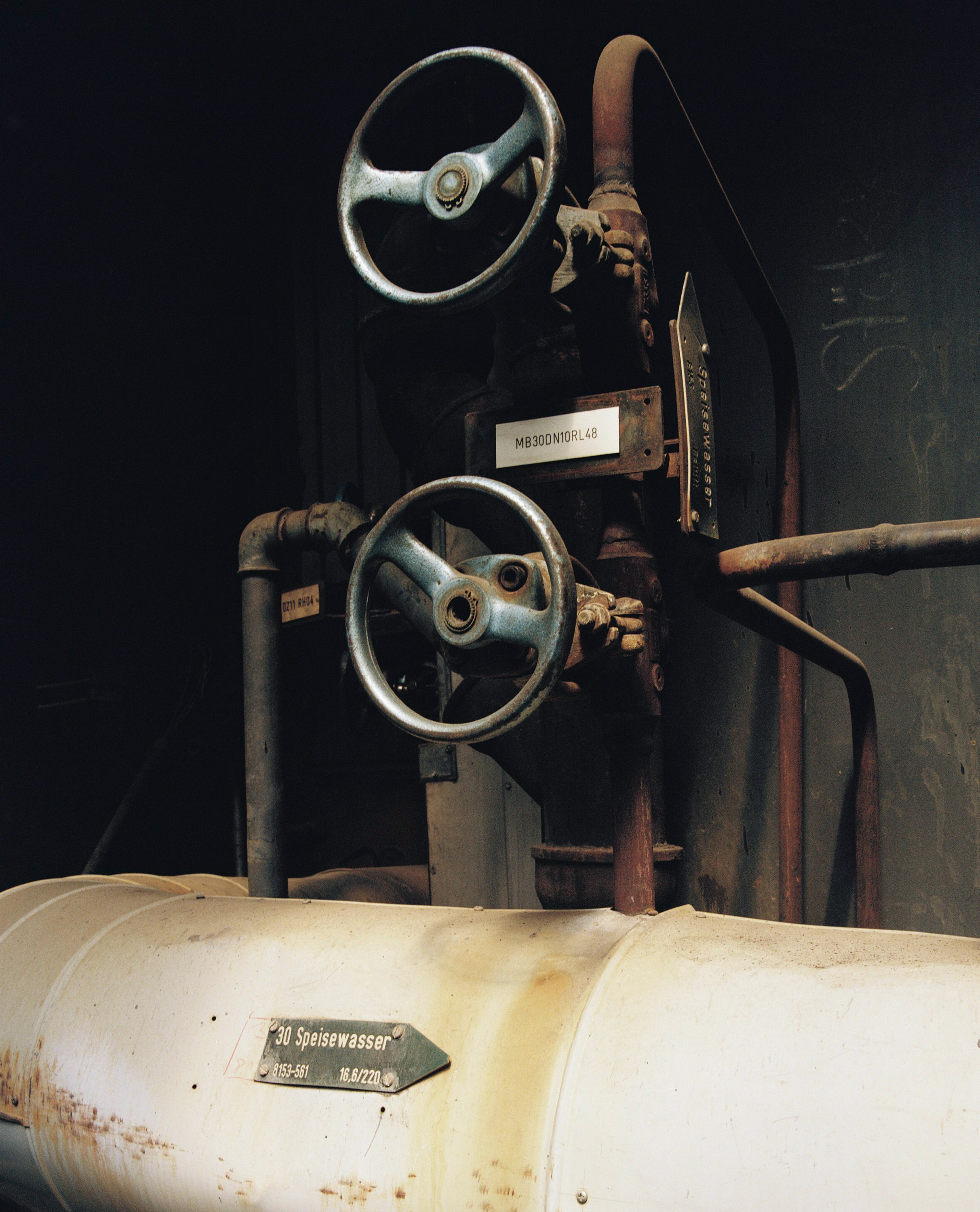 Kesselhaus Speisewasserleitung mit Entlüftungsarmaturen