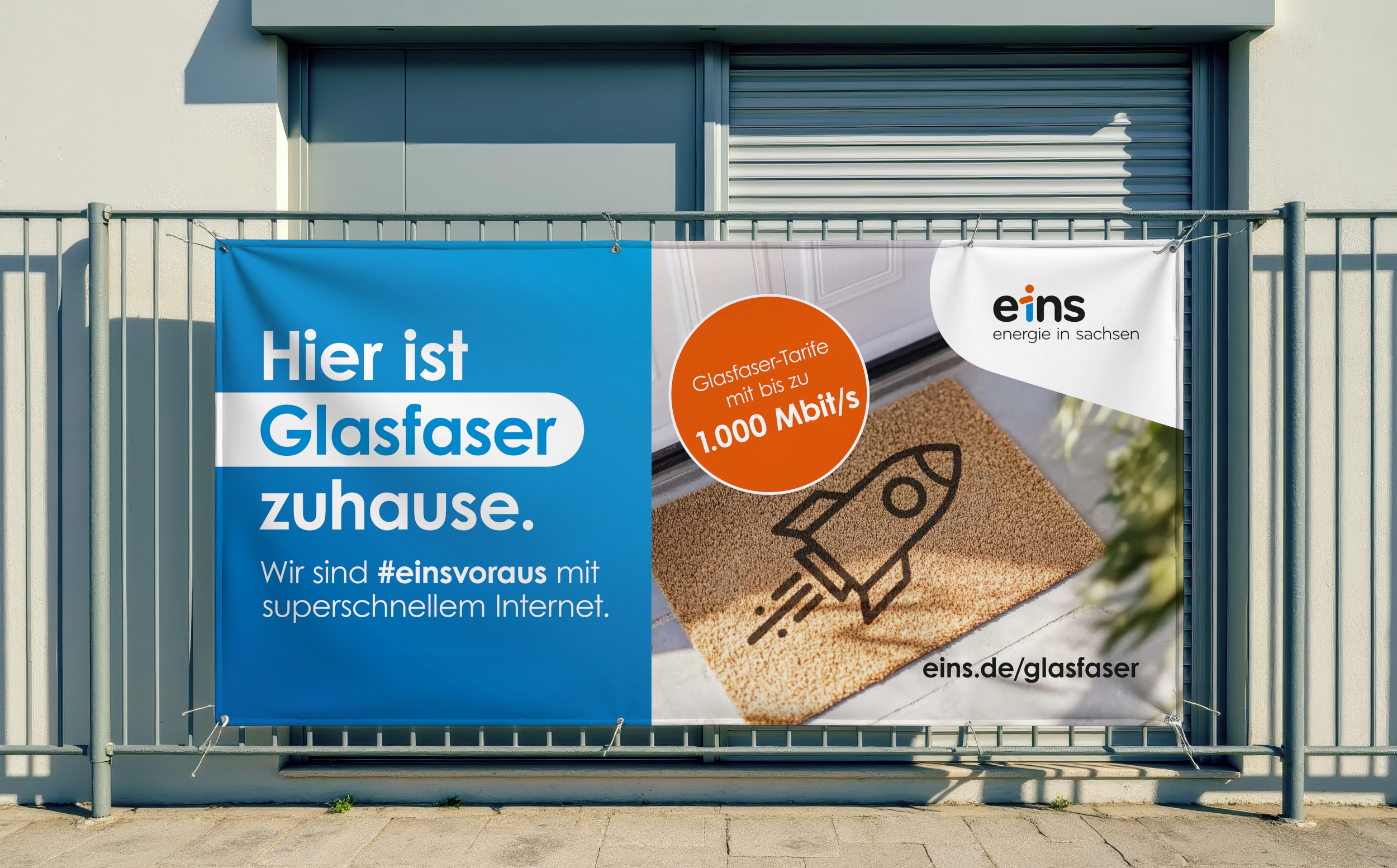 Gartenzaun Banner hängt an einem Zaun