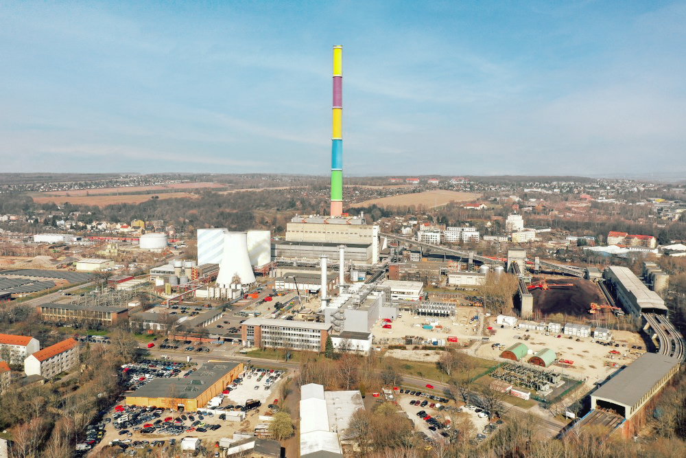 Luftaufnahme Heizkraftwerk und bunter Schornstein