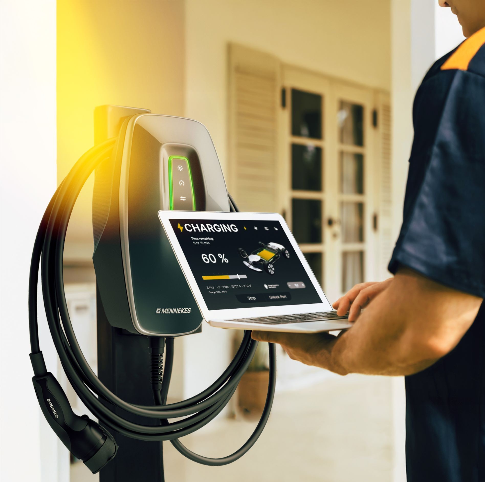 Mennekes Amtron Wallbox wird von Techniker eingerichtet