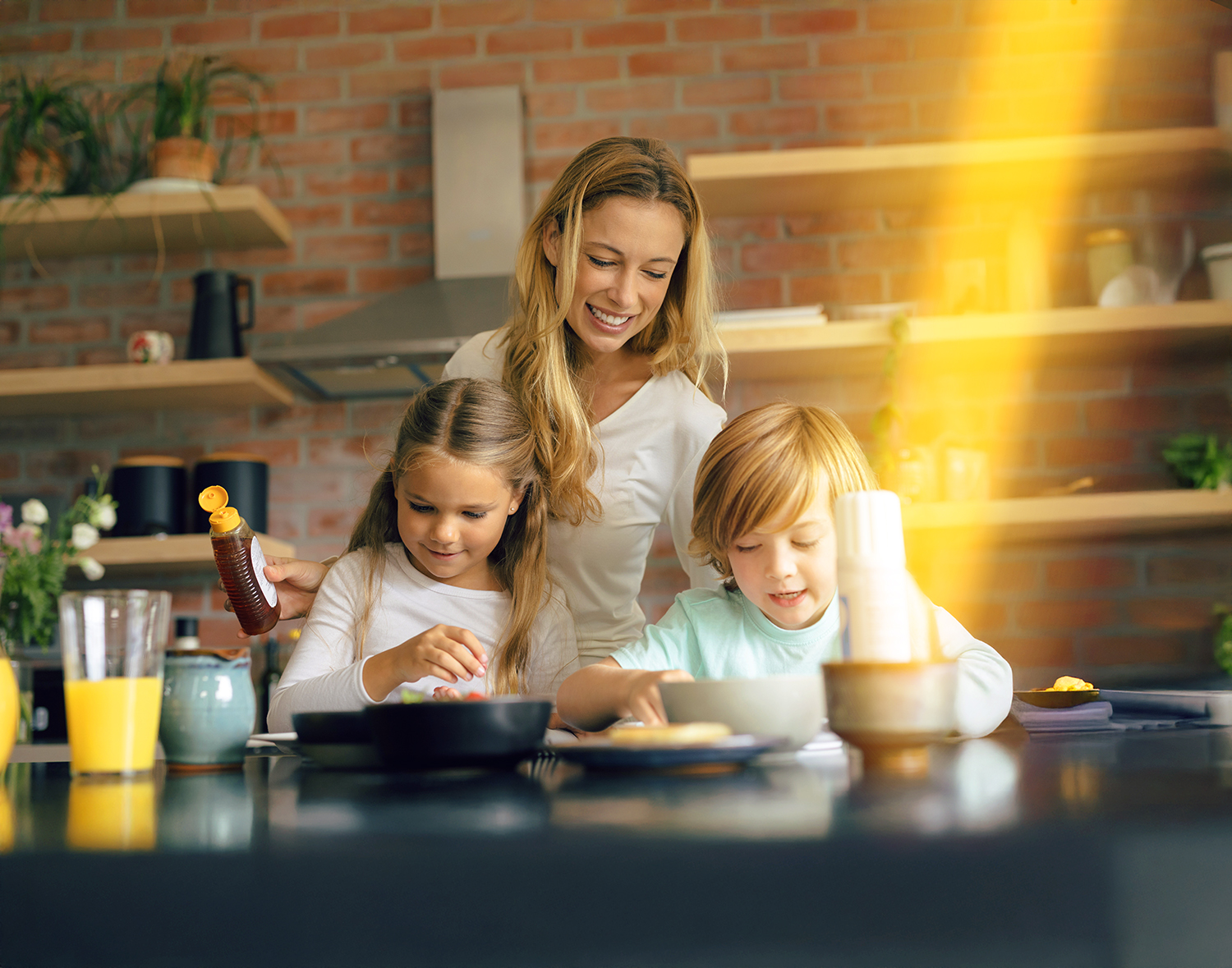Frau mit Kindern in der Küche