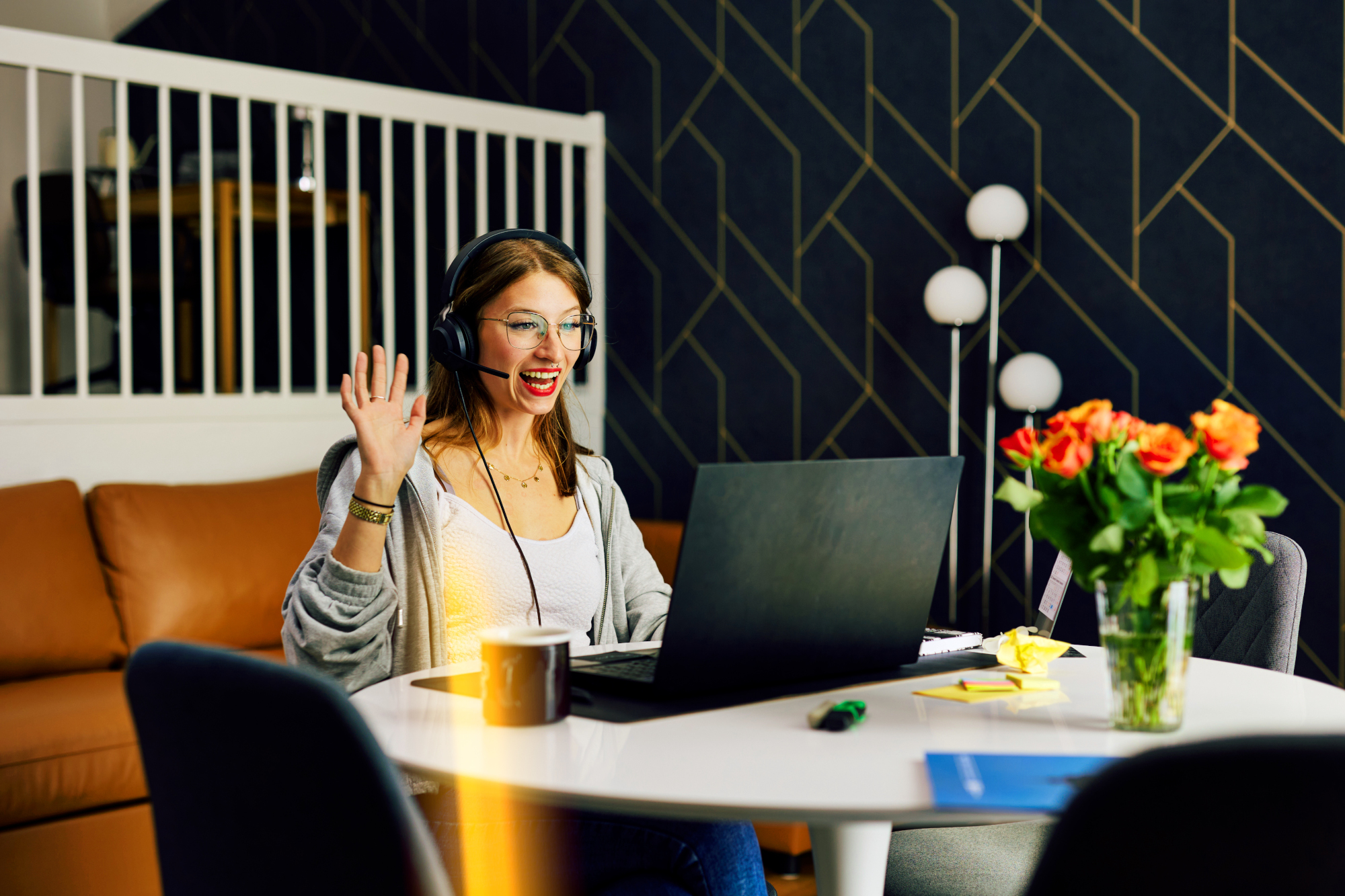 Frau sitzt an Schreibtisch mit Laptop