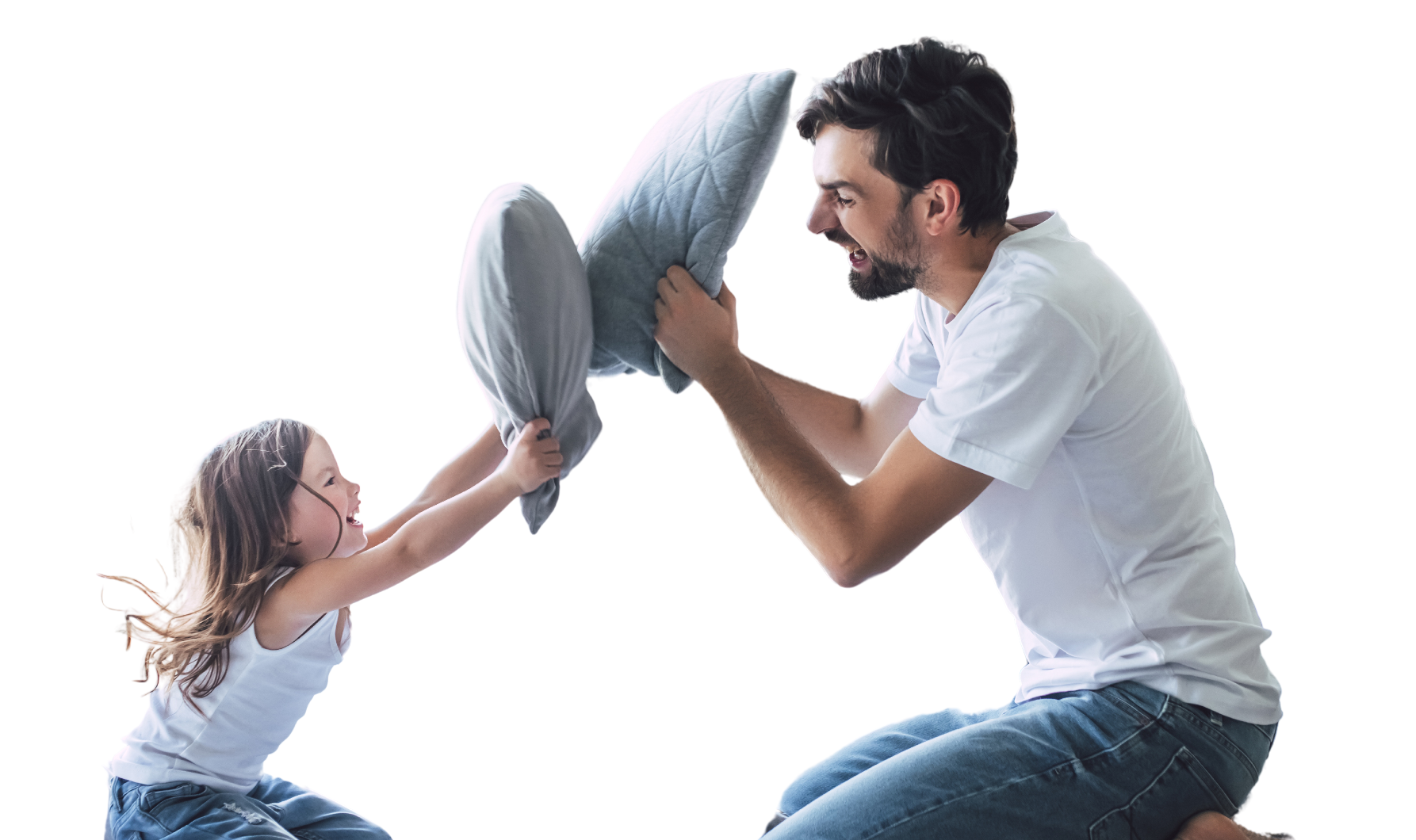 Papa macht eine Kissenschlacht mit seiner Tochter