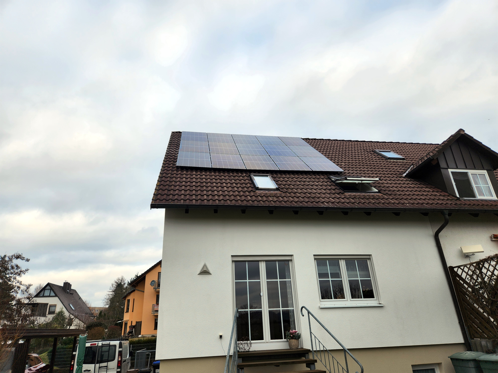 Blick auf Wohnhaus mit PV-Anlage