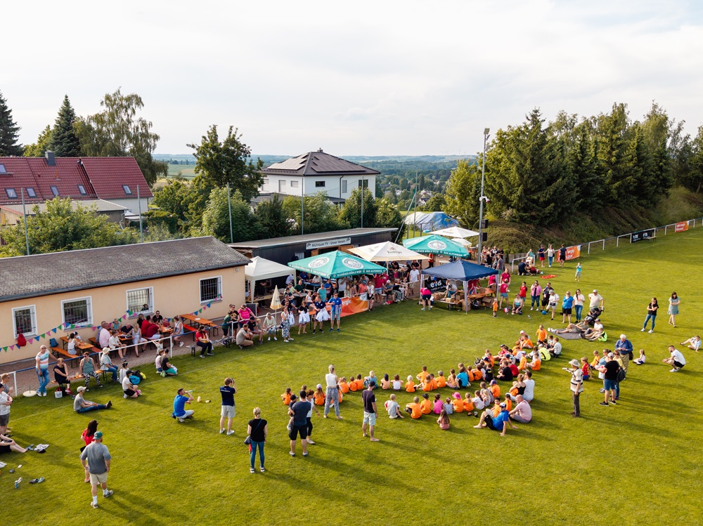Zusammenkunft auf dem Sportplatz