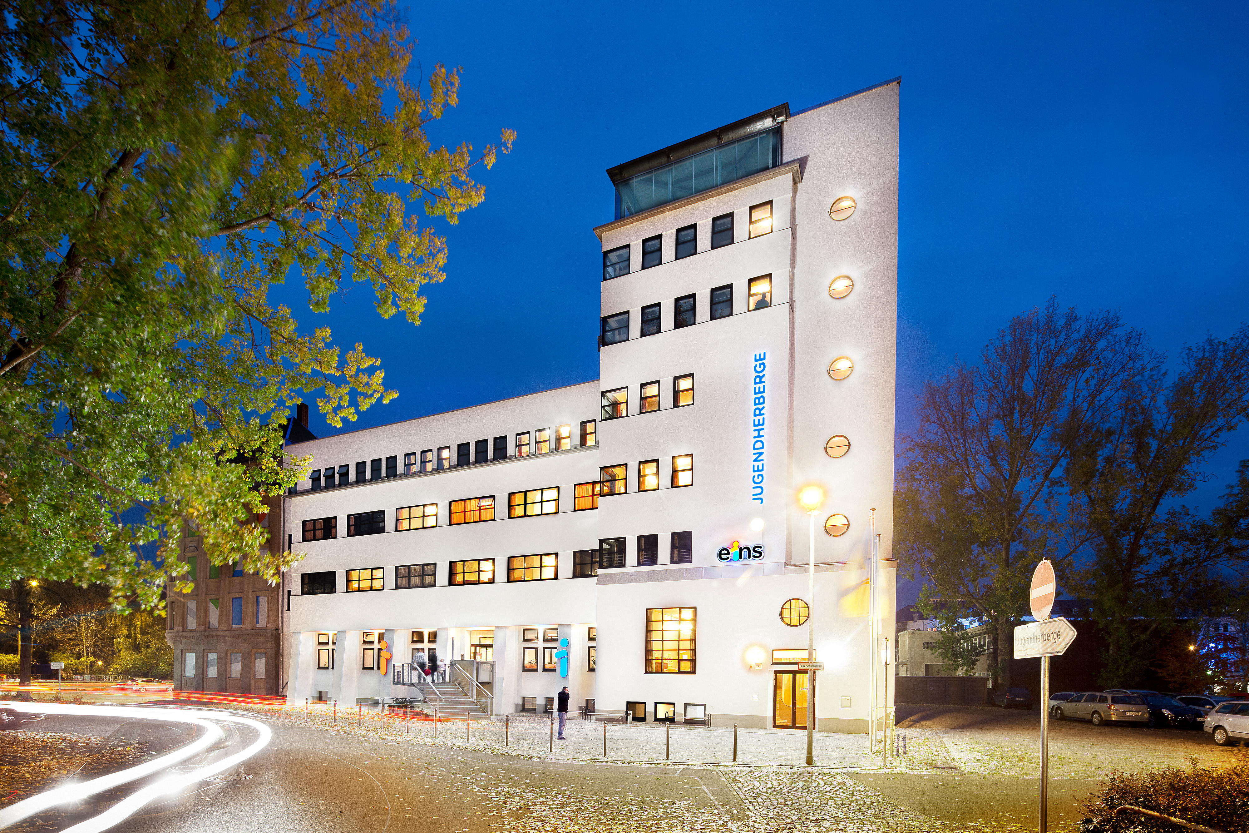 Straßenansicht der Jugendherberge bei Nacht