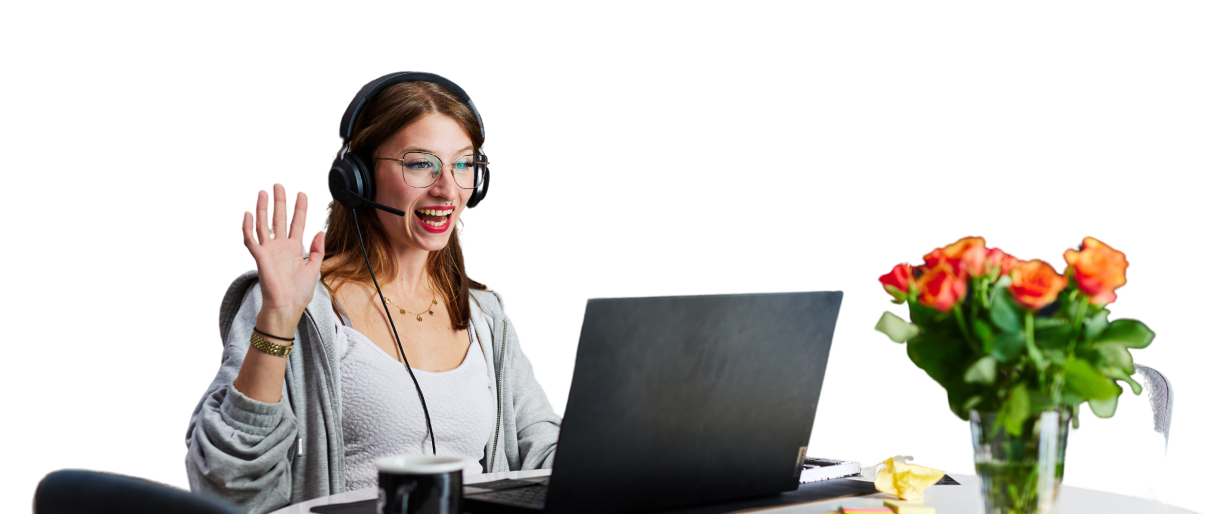 Frau sitzt an Schreibtisch mit Laptop