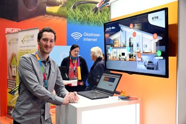 eins-Mitarbeiter am Messestand