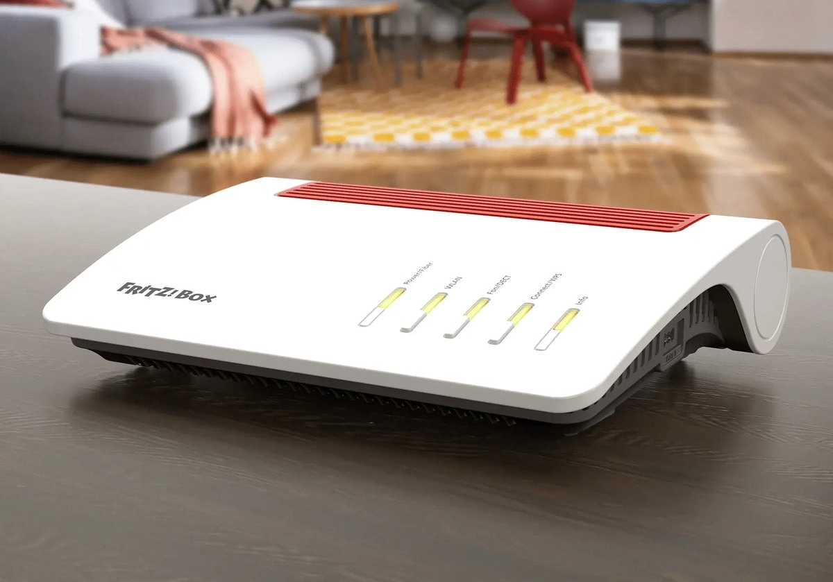 FRITZ! Box 5690 steht auf einem Schrank