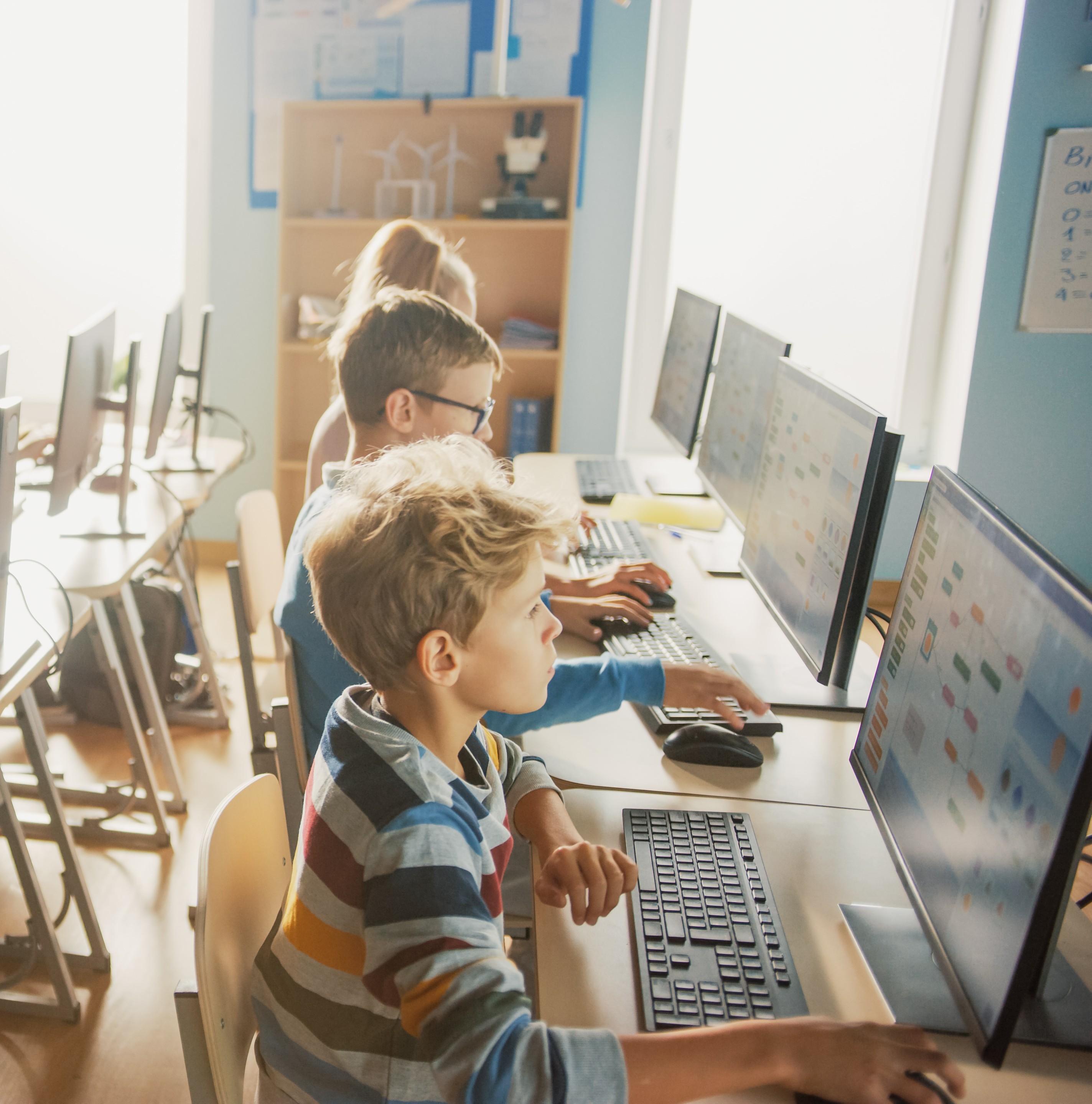 Schulkinder im Technikunterricht