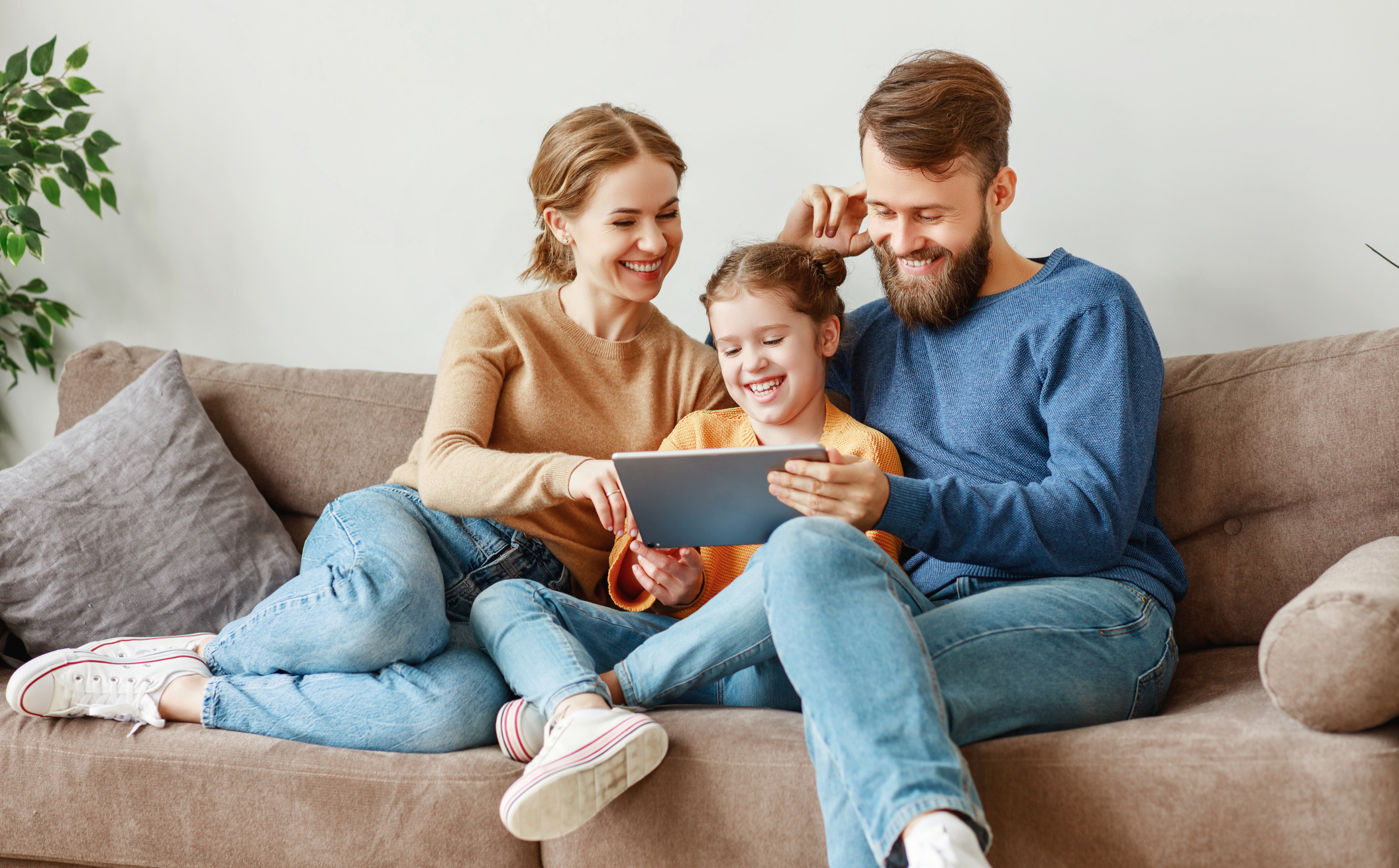 Familie schaut gemeinsam auf Tablet