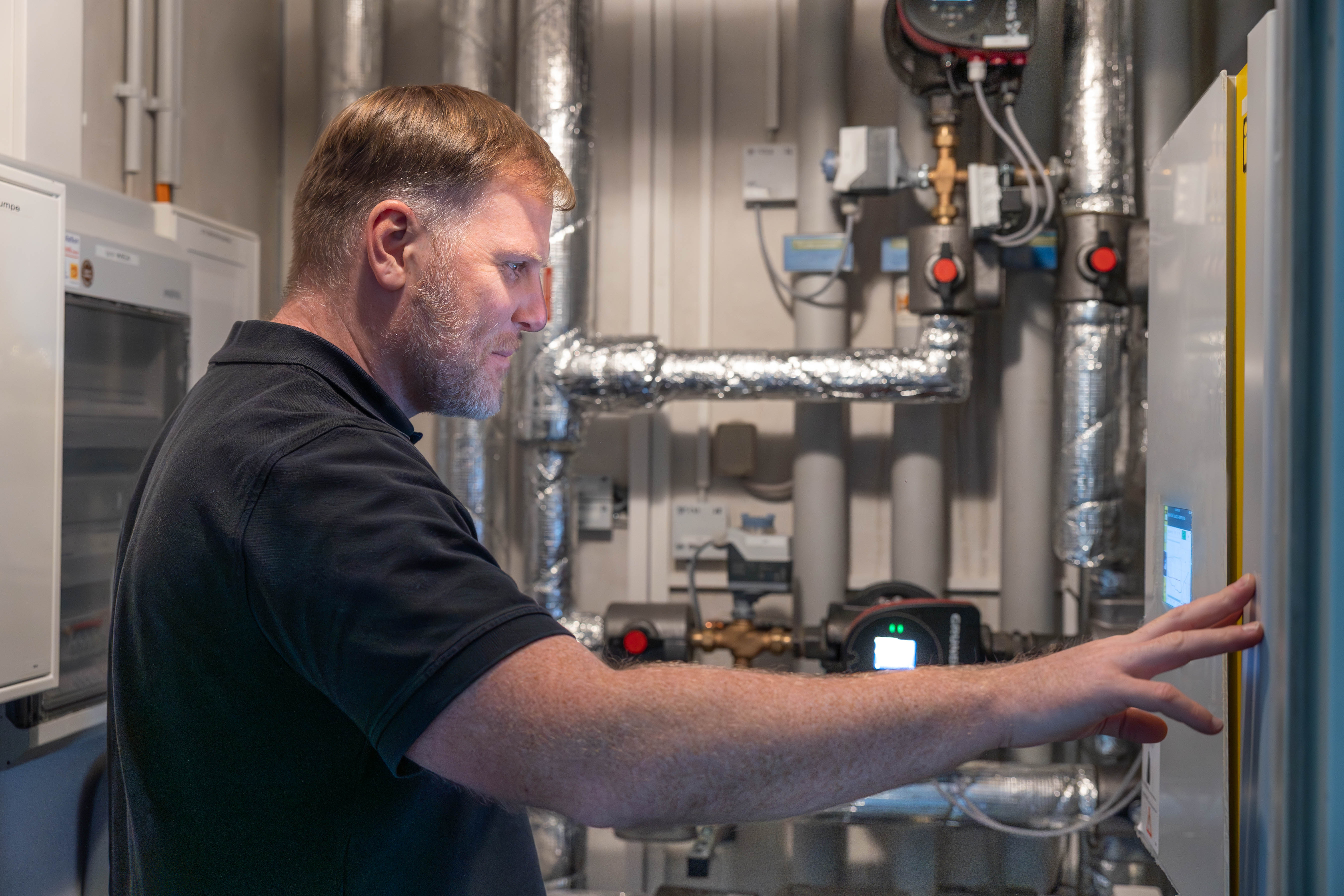 Inbetriebnahme der dezentralen Wärmepumpenanlage in der Bornaer Straße 150