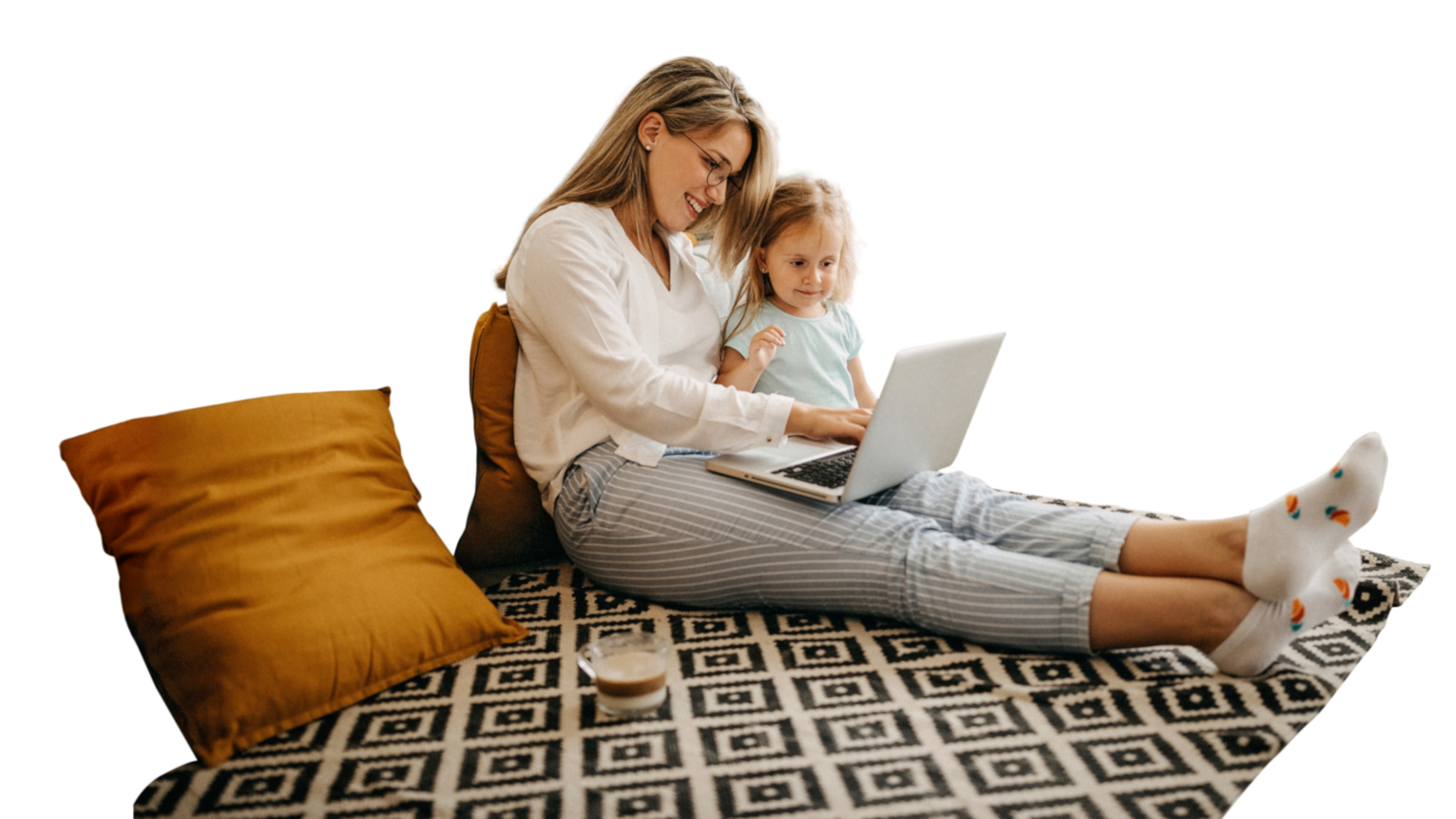 Mutter und kleine Tochter sitzen gemeinsam auf dem Teppich vor der Couch und schauen in den Laptop