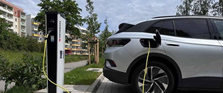 Auto lädt an einer Ladesäule der Kommune