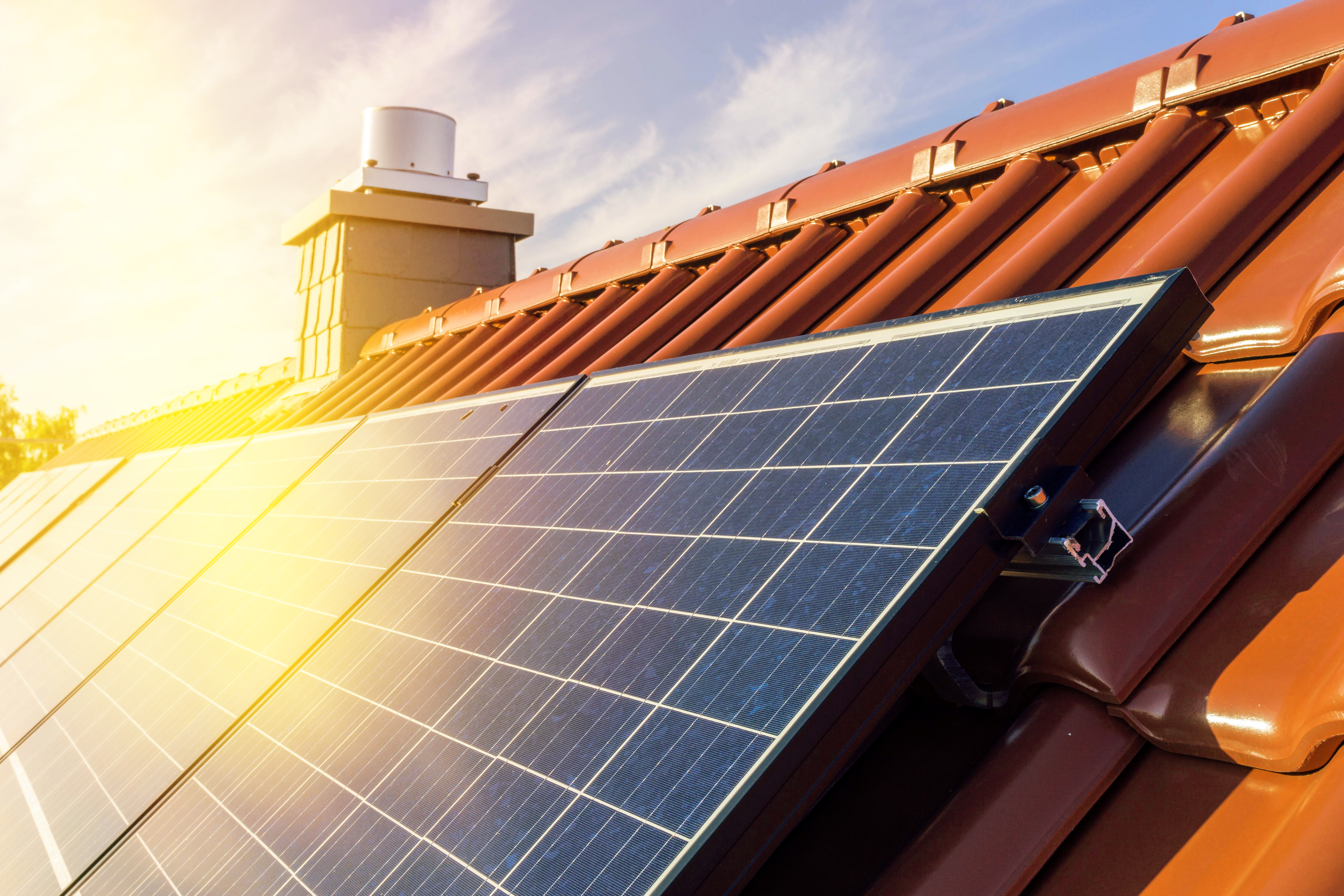 Eine PV-Anlage auf einem Hausdach.