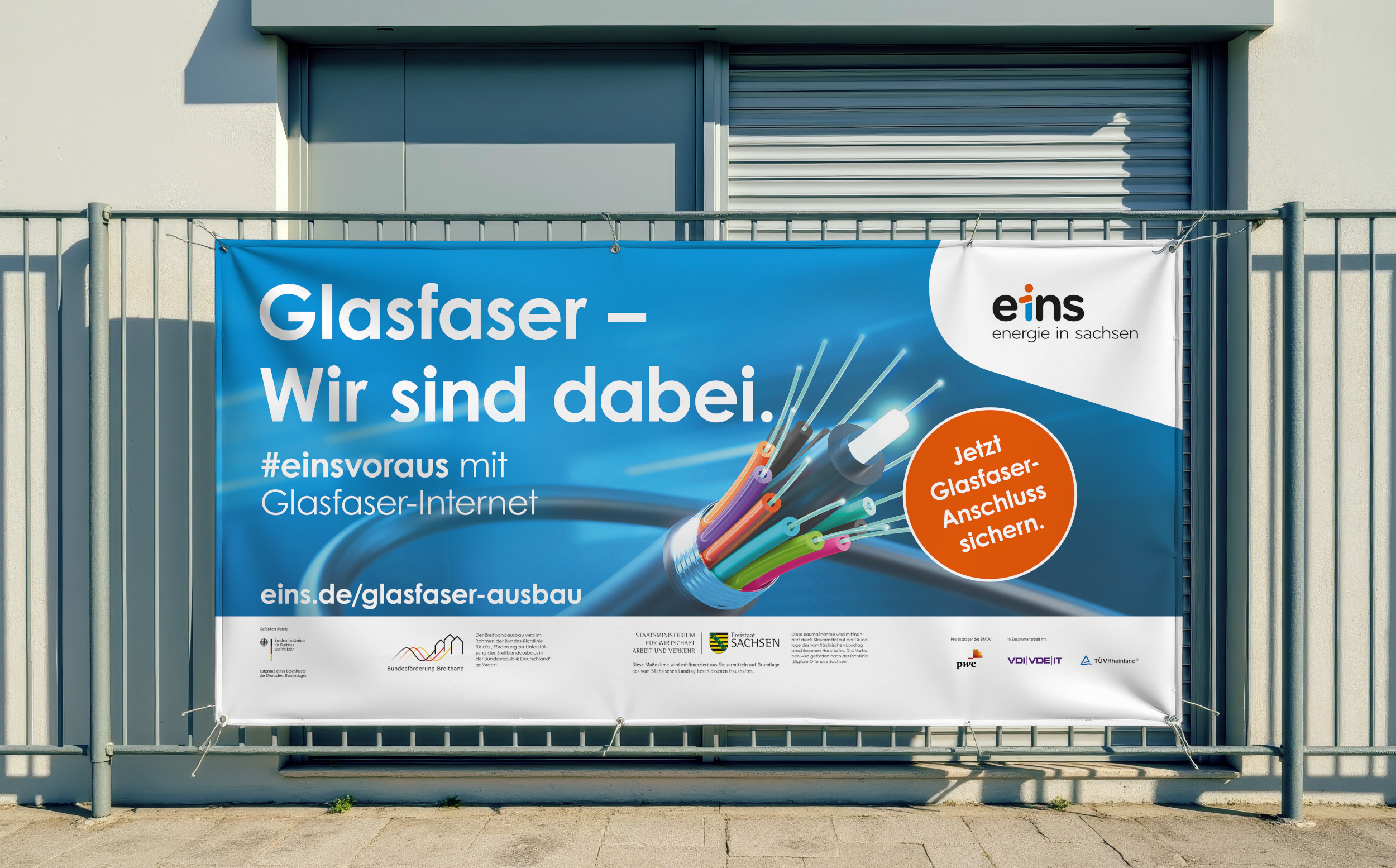 Ein Gartenzaun Banner hängt an einem Zaun