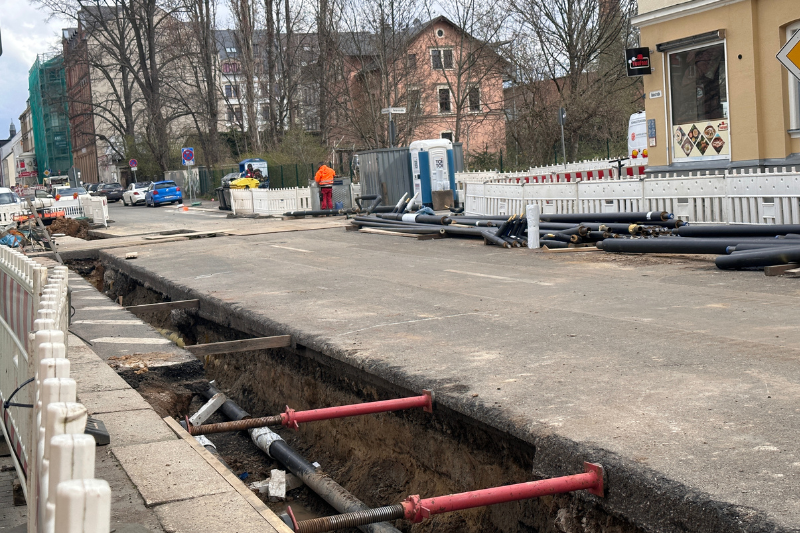 Verlegen von Fernwärme auf Baustelle