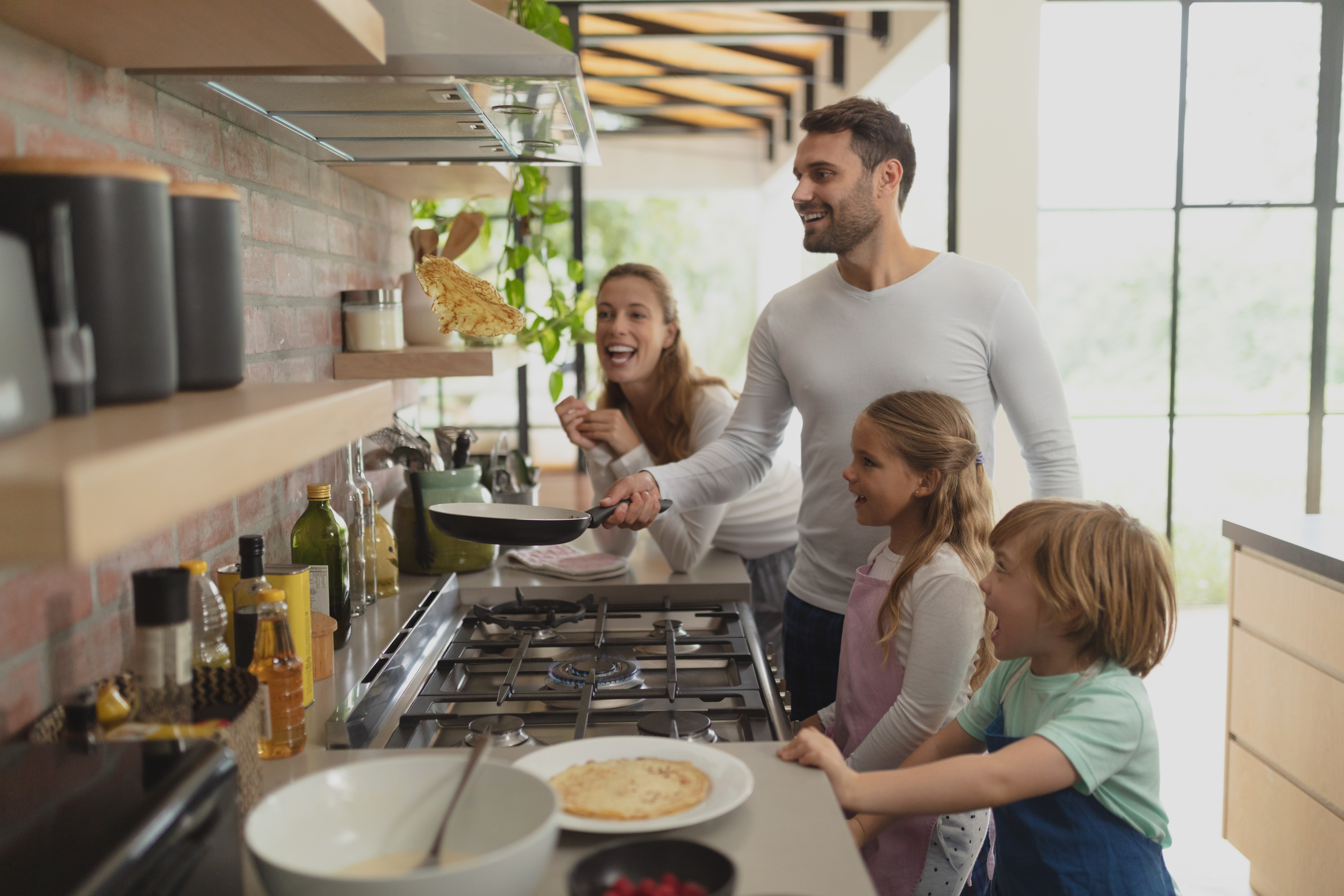 Familie beim Kochen am Herd 