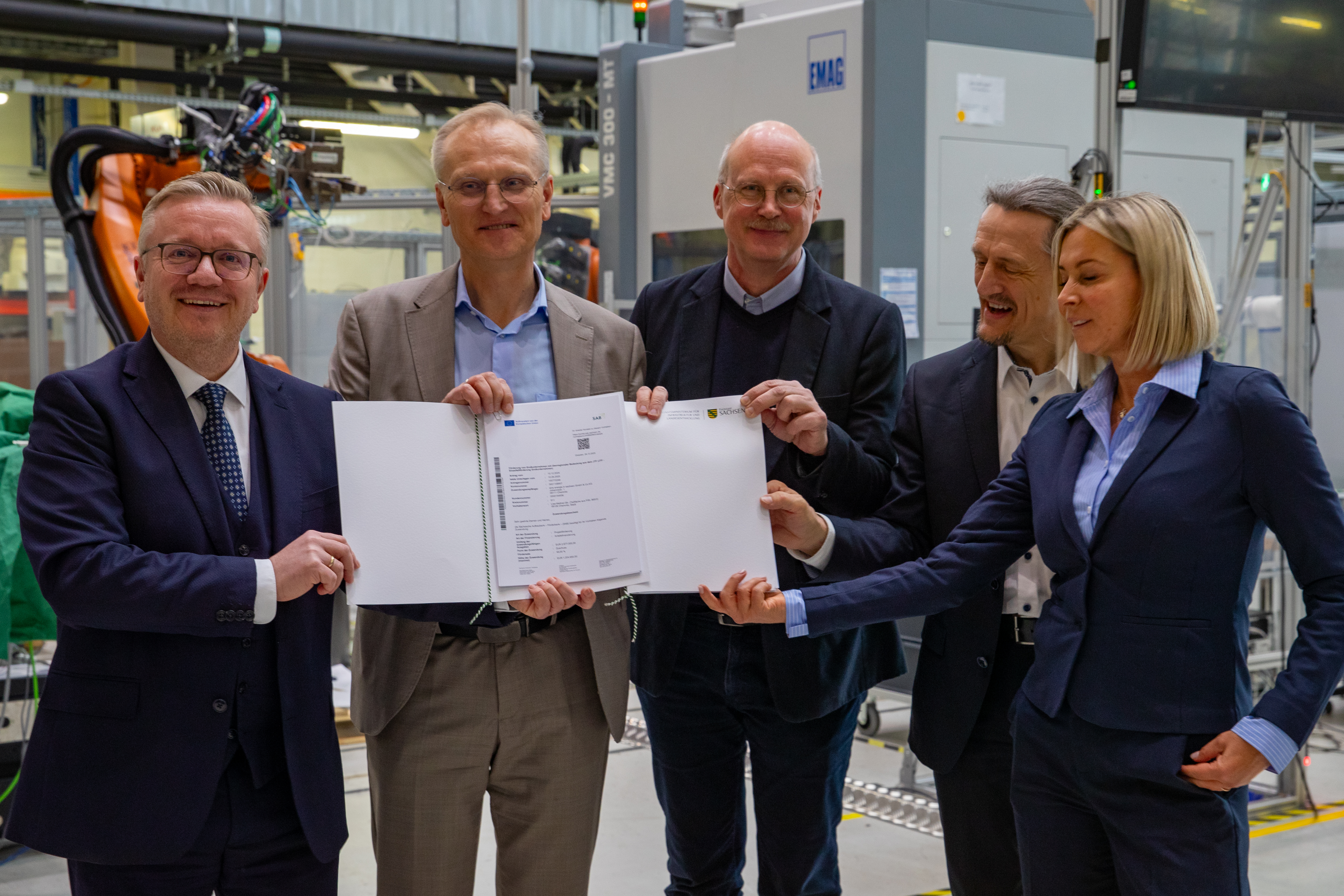 Staatssekretär Sören Trillenberg hat am 29. Januar 2026 an Roland Warner, den Vorsitzenden der eins-Geschäftsführung, zwei Fördermittelbescheide übergeben.