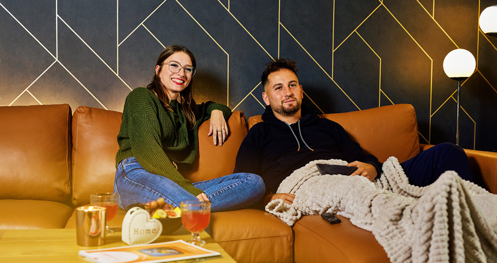 Mutter malt Kind mit Schminke die deutsche Flagge ins Gesicht