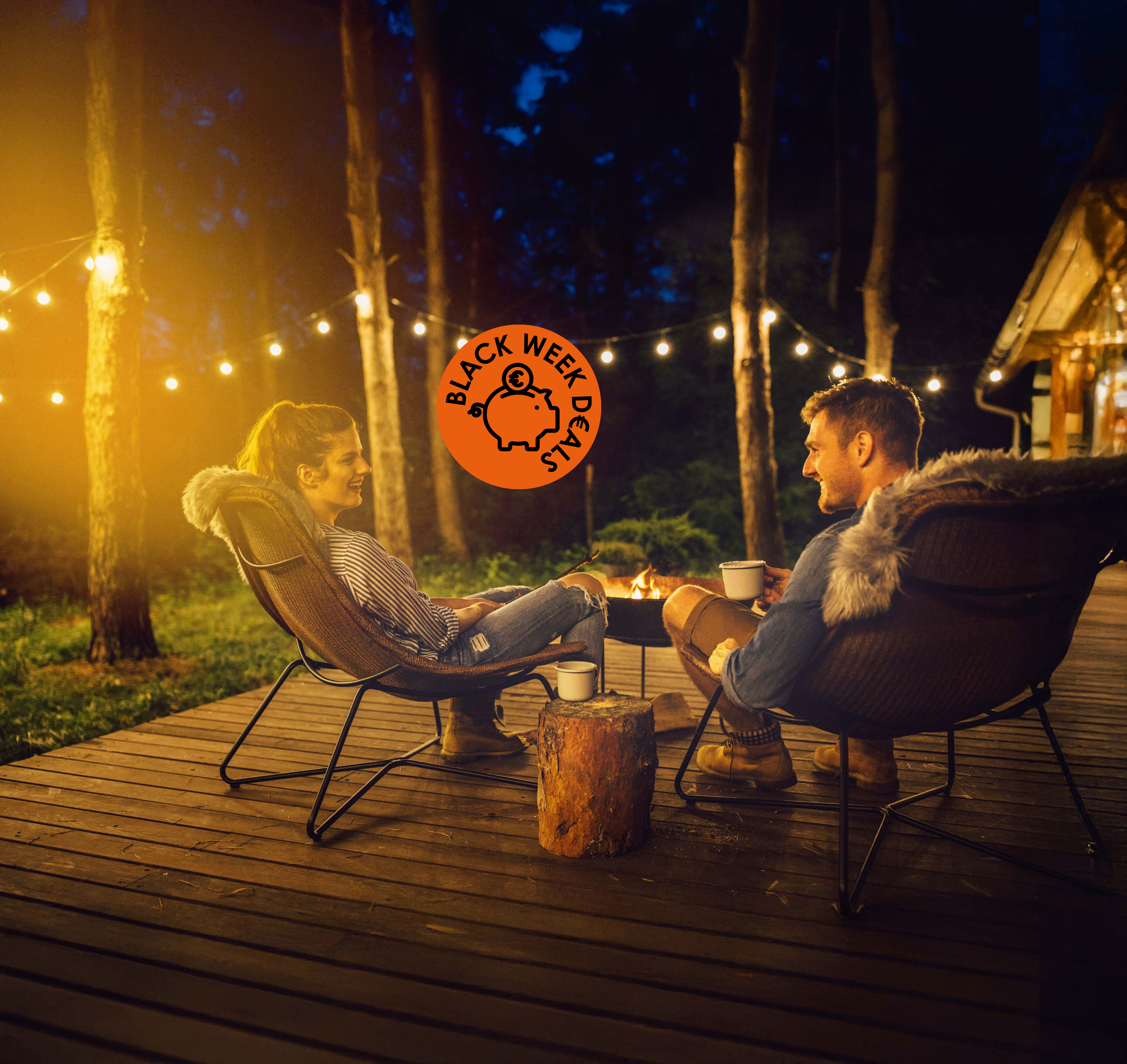 Papa hält seine Tochter im Garten auf dem Arm.