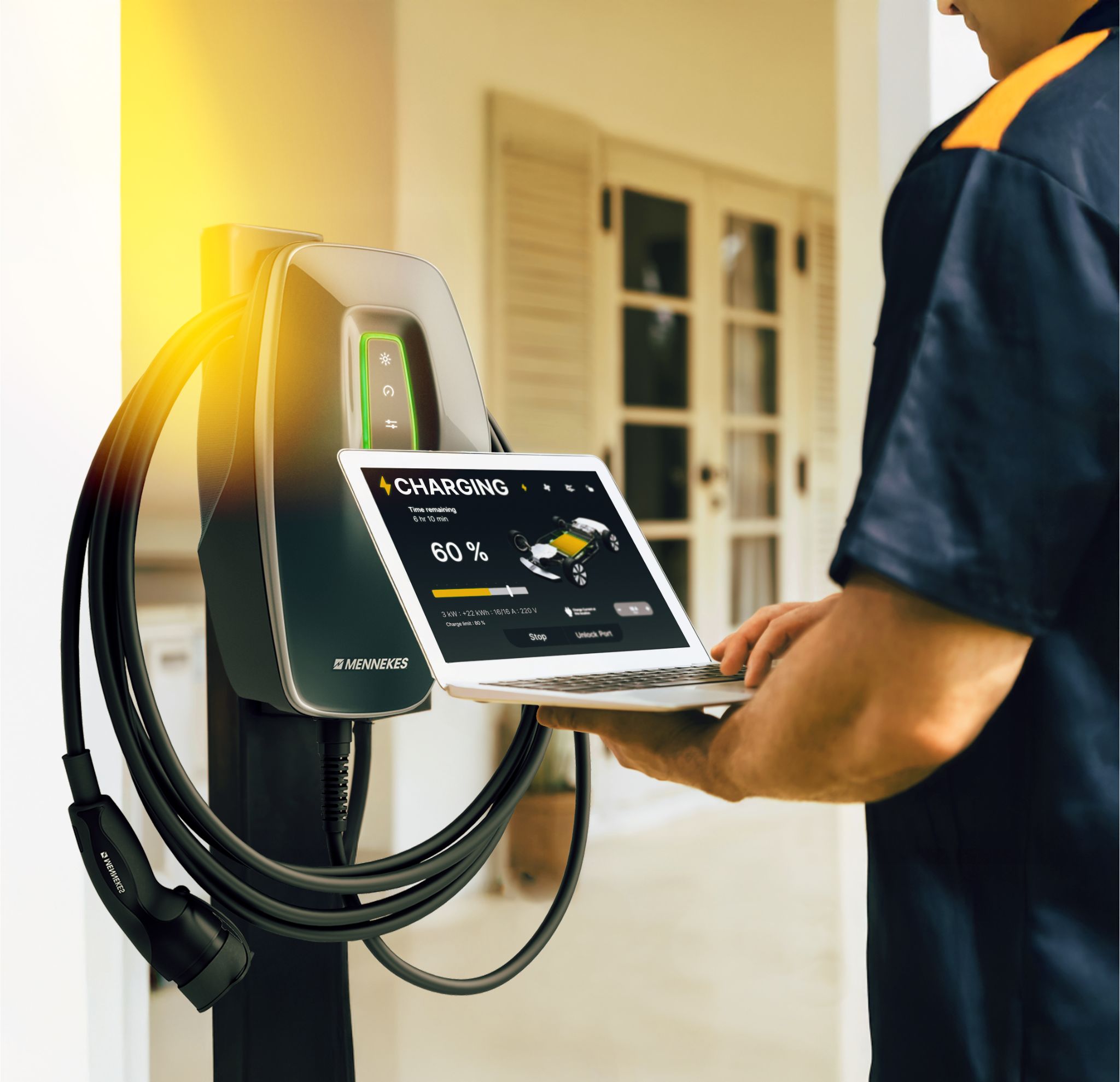 Mennekes Amtron Wallbox wird von Techniker eingerichtet