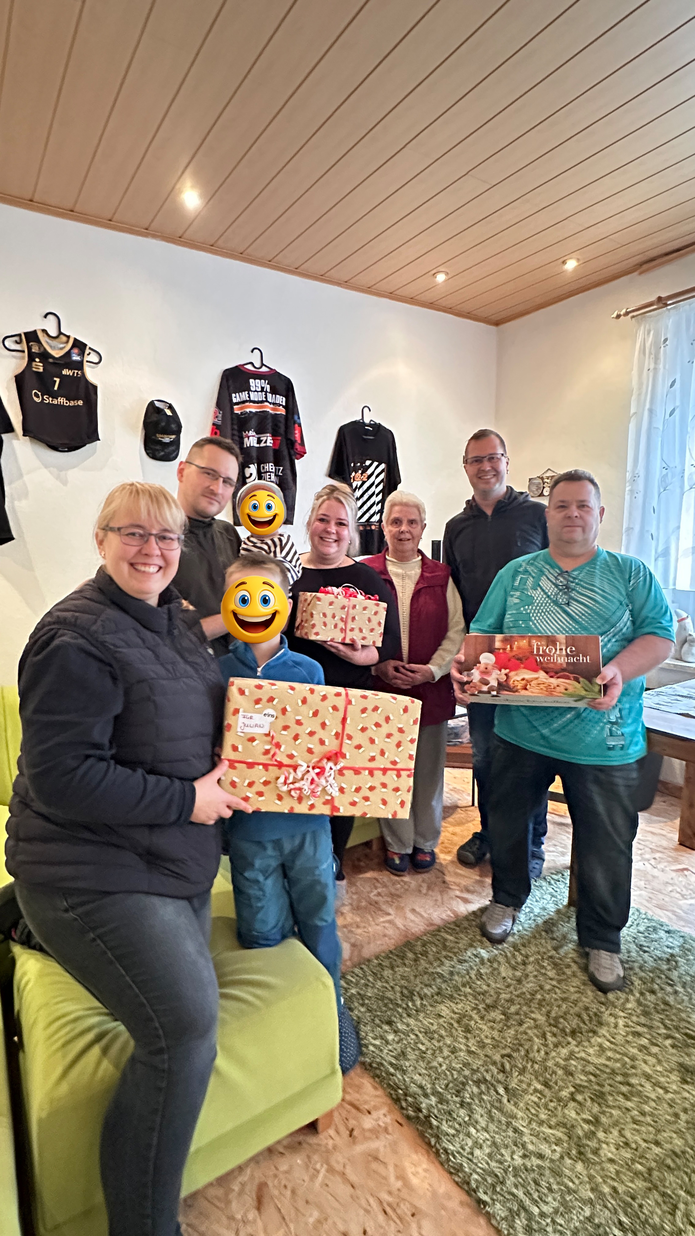 Familie (Mutter, zwei Töchter) die sich freuen