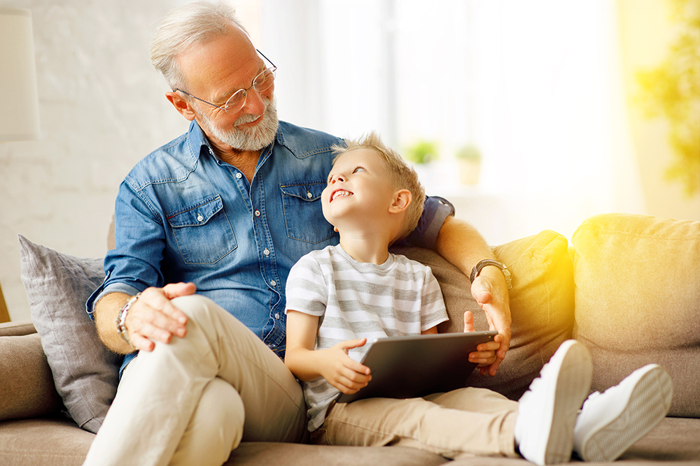 Famile sitzt auf einer Couch