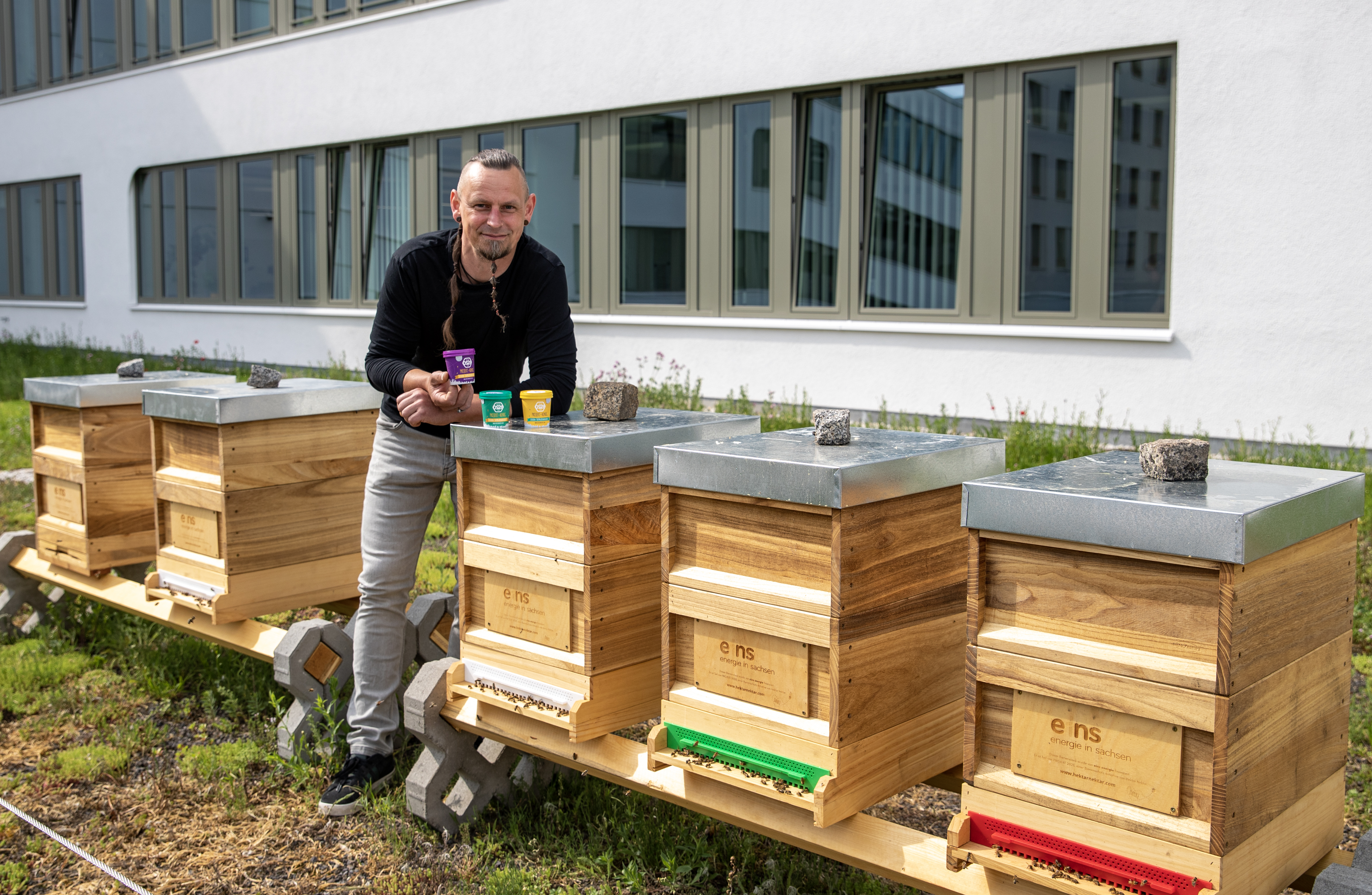 Imker mit 5 Bienenstöcken auf Dachterrasse