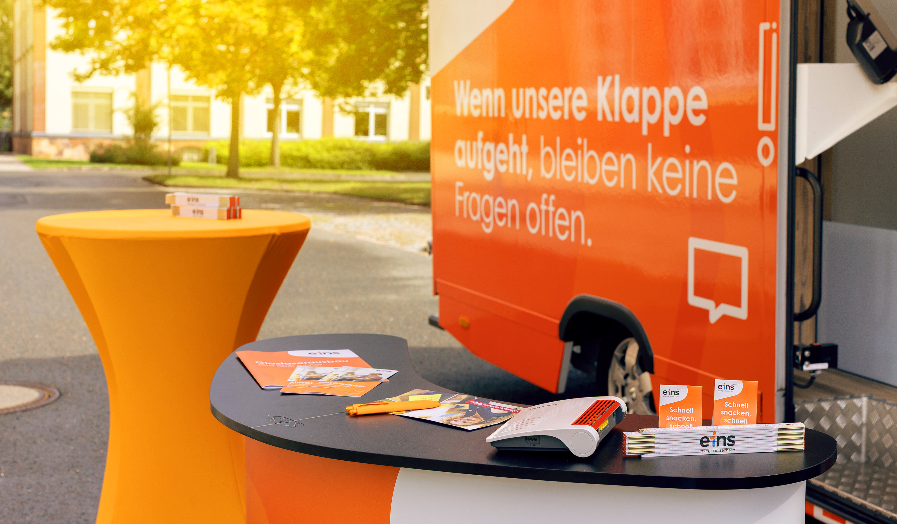 Das eins Glasfasermobil in der Seitenansicht