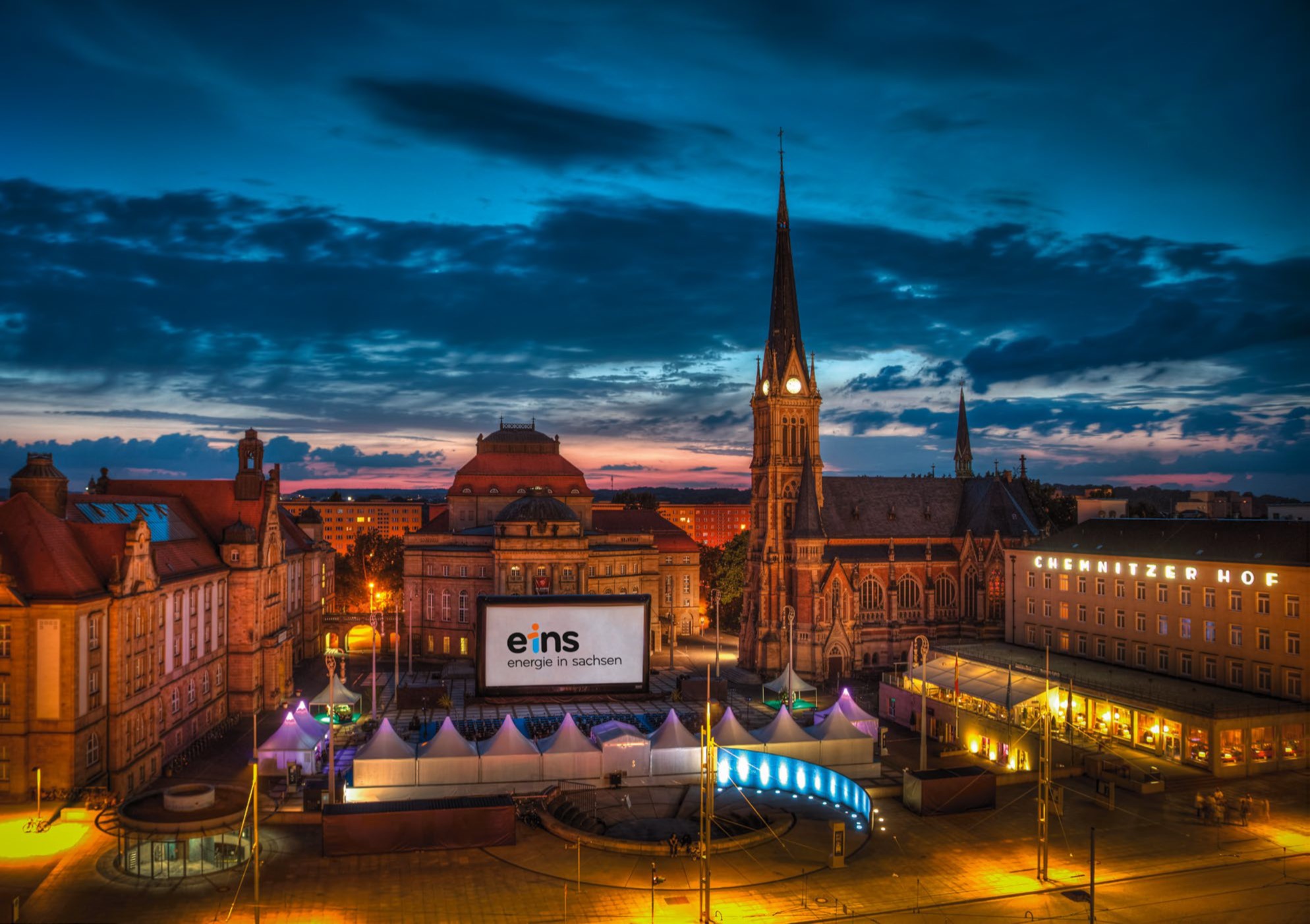 Altstadtmarkt bei Nacht mit Veranstaltungszelt