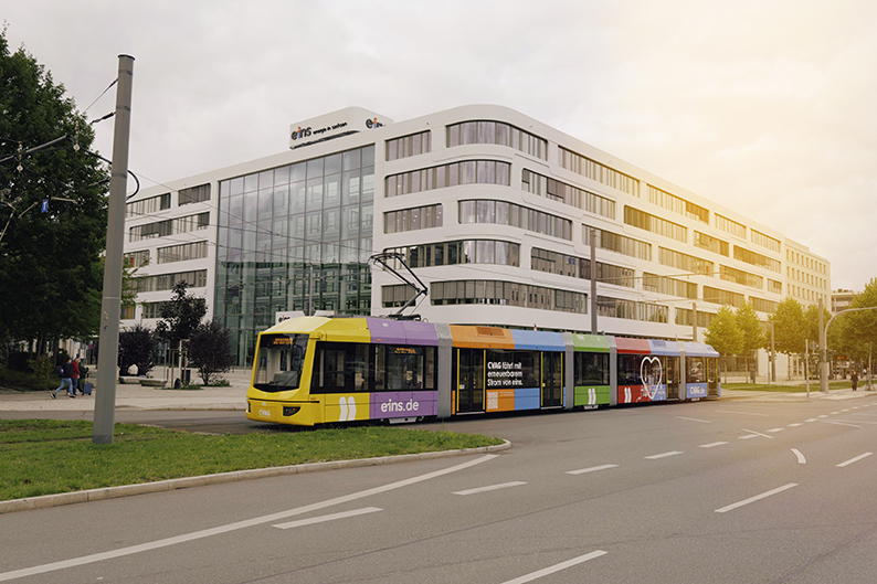 Die Schornsteinbahn bei ihrer Jungfernfahrt vor dem eins-Gebäude.