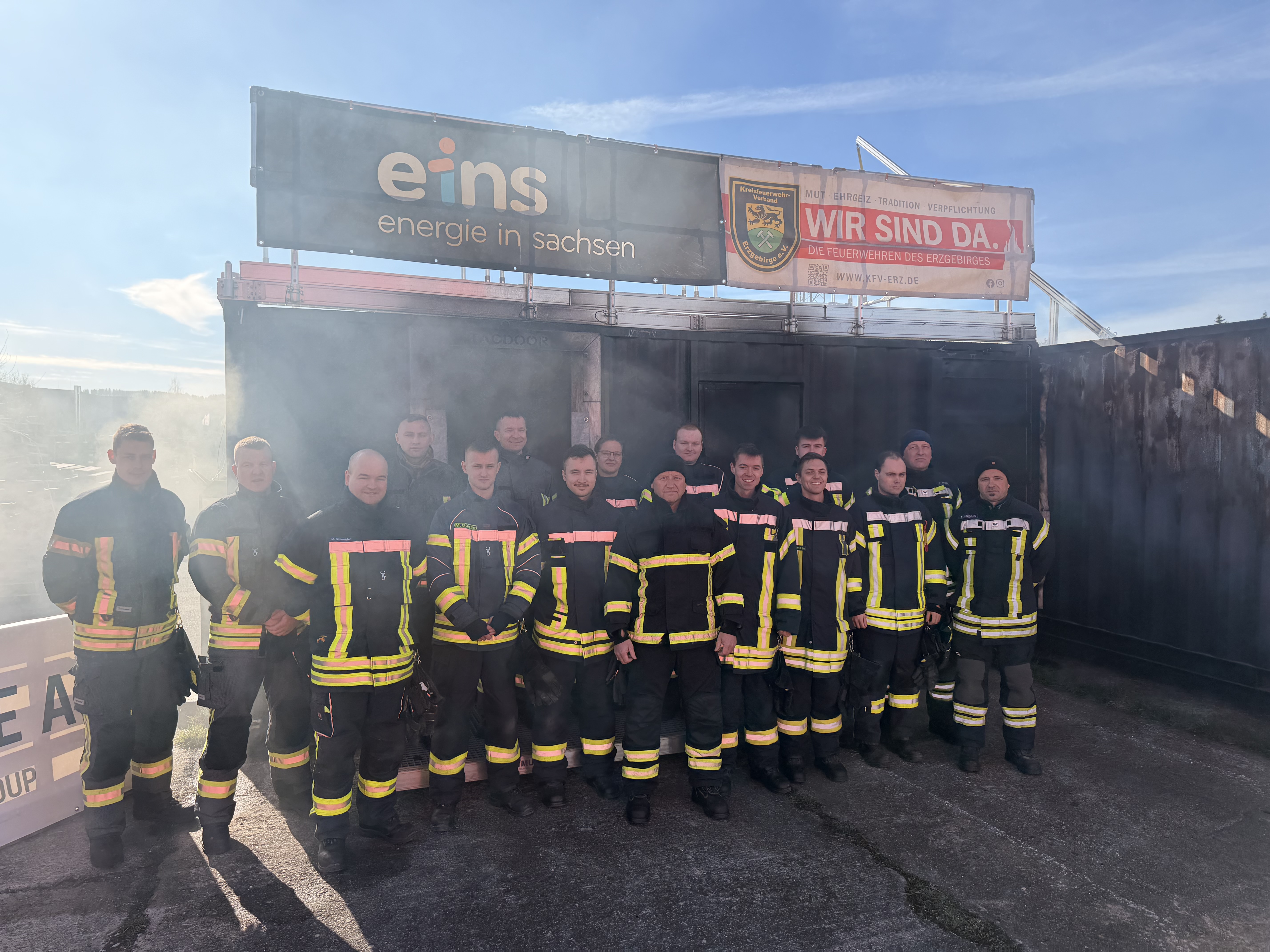 Gruppenfoto der Feuwehrleute, die bei der Realbrandausbildung teilgenommen haben. 
