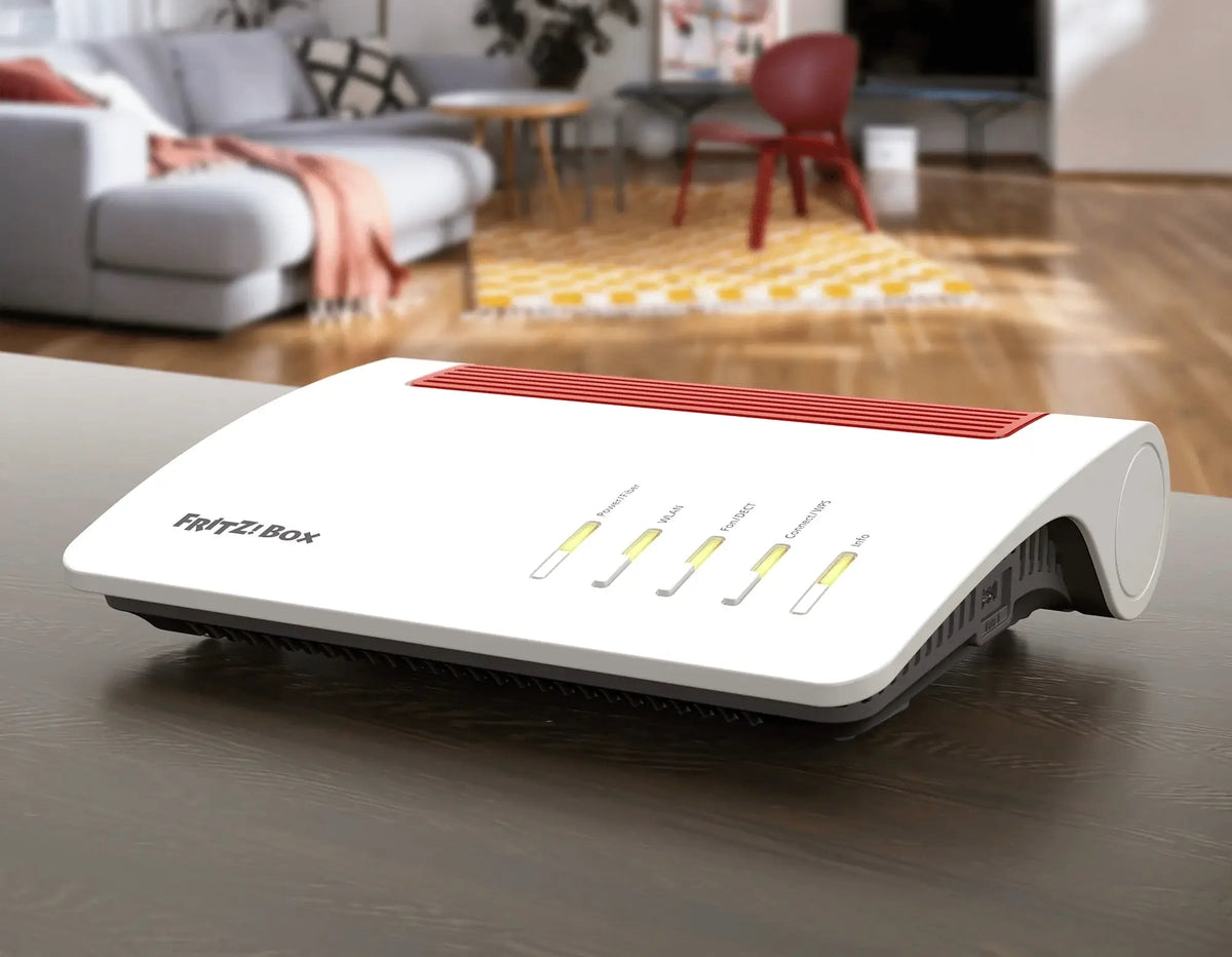 FRITZ! Box 5690 steht auf einem Schrank