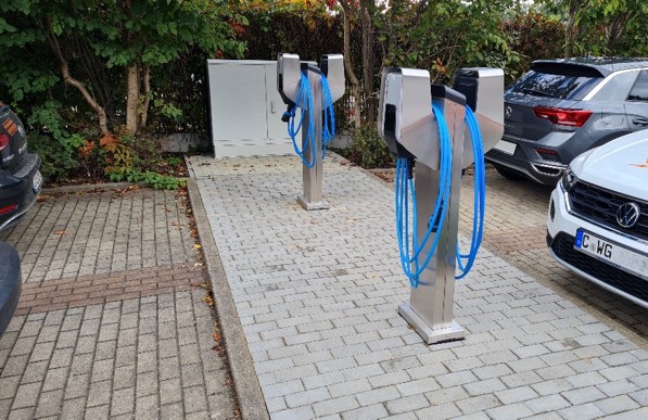 Doppelwallbox in Alu-Säule auf einem Mieterparkplatz