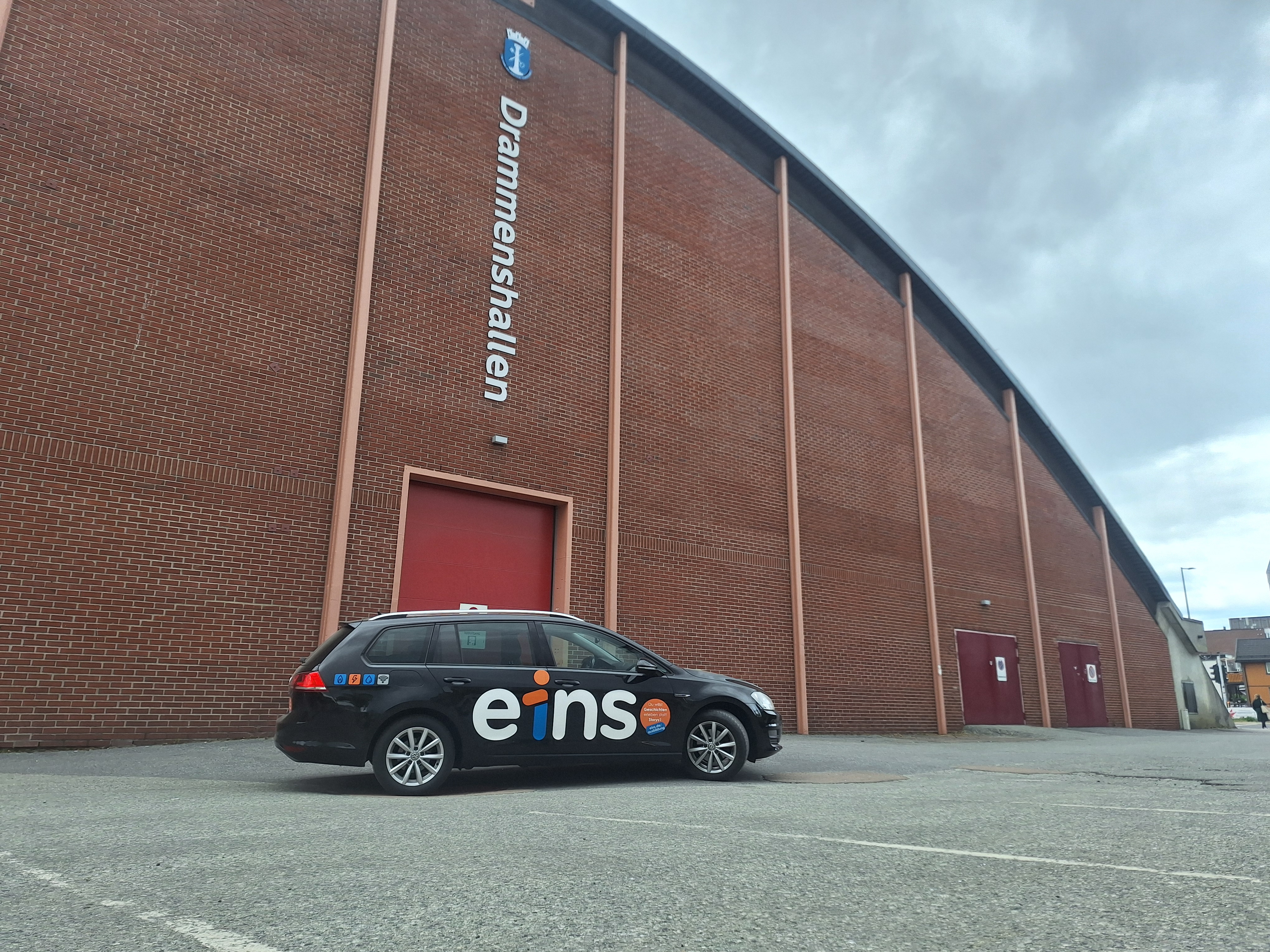 eins Firmenwagen vor der Wettkampfhalle in Drammen.